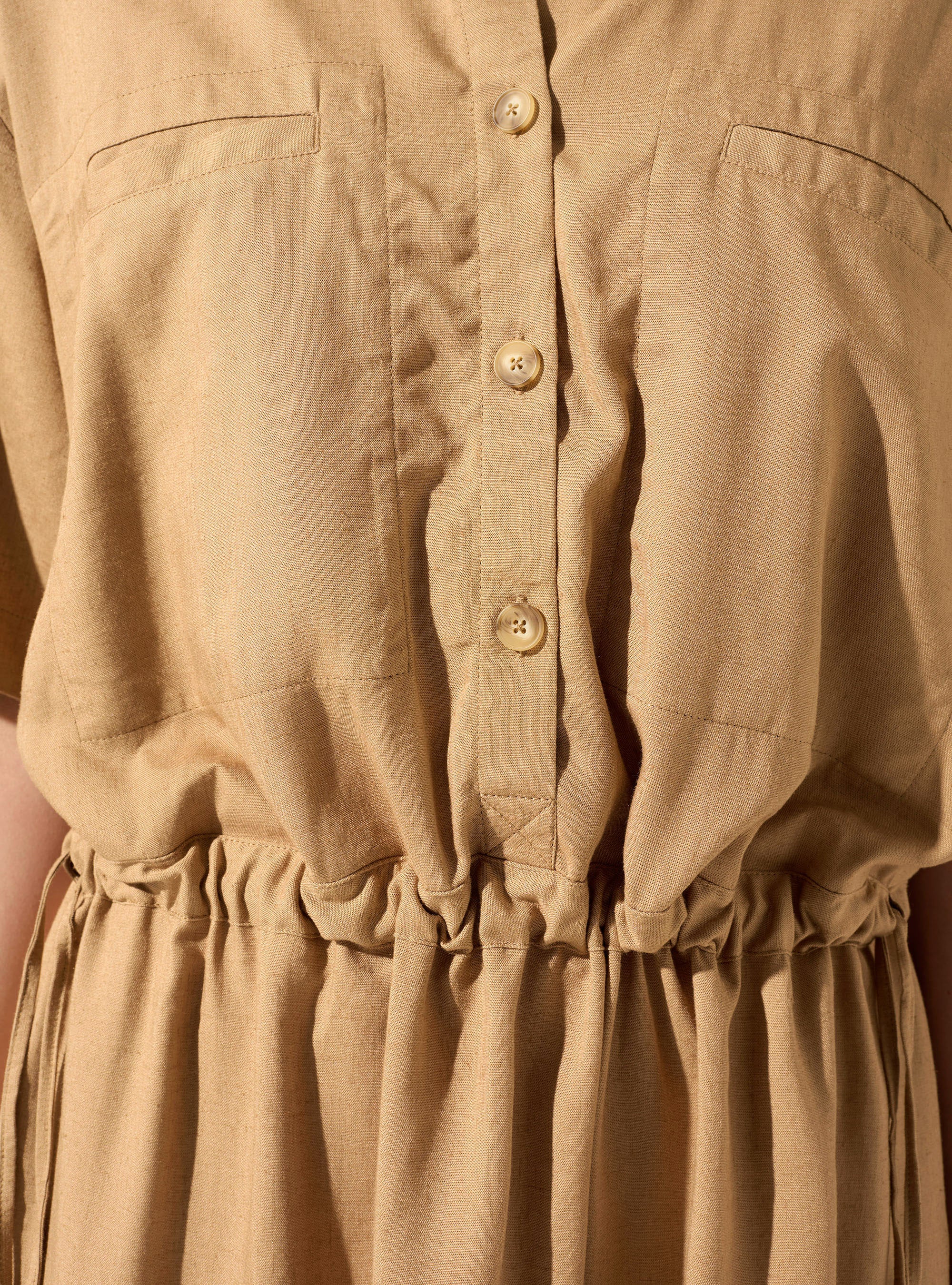 Tailliertes Kleid