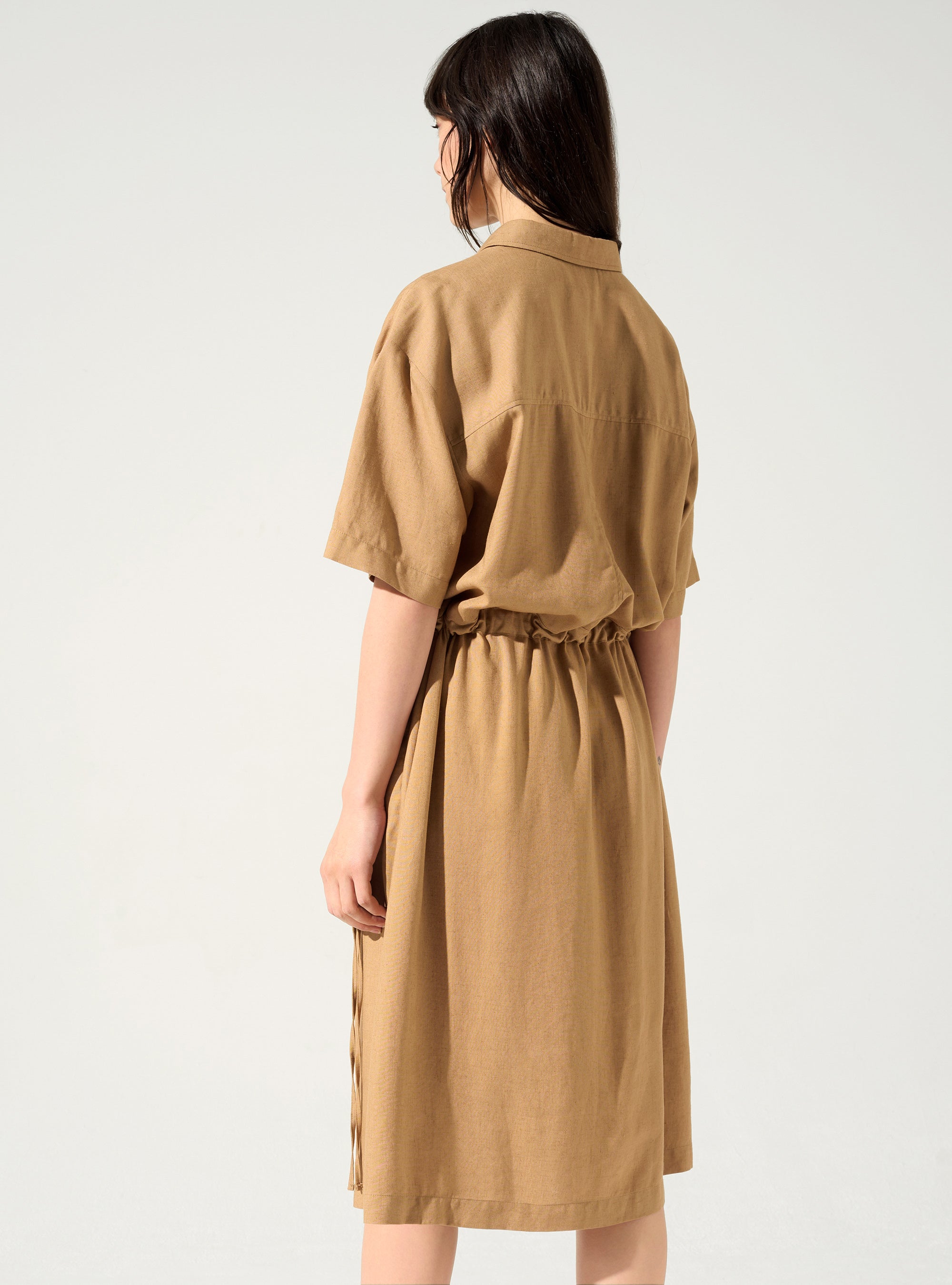 Tailliertes Kleid