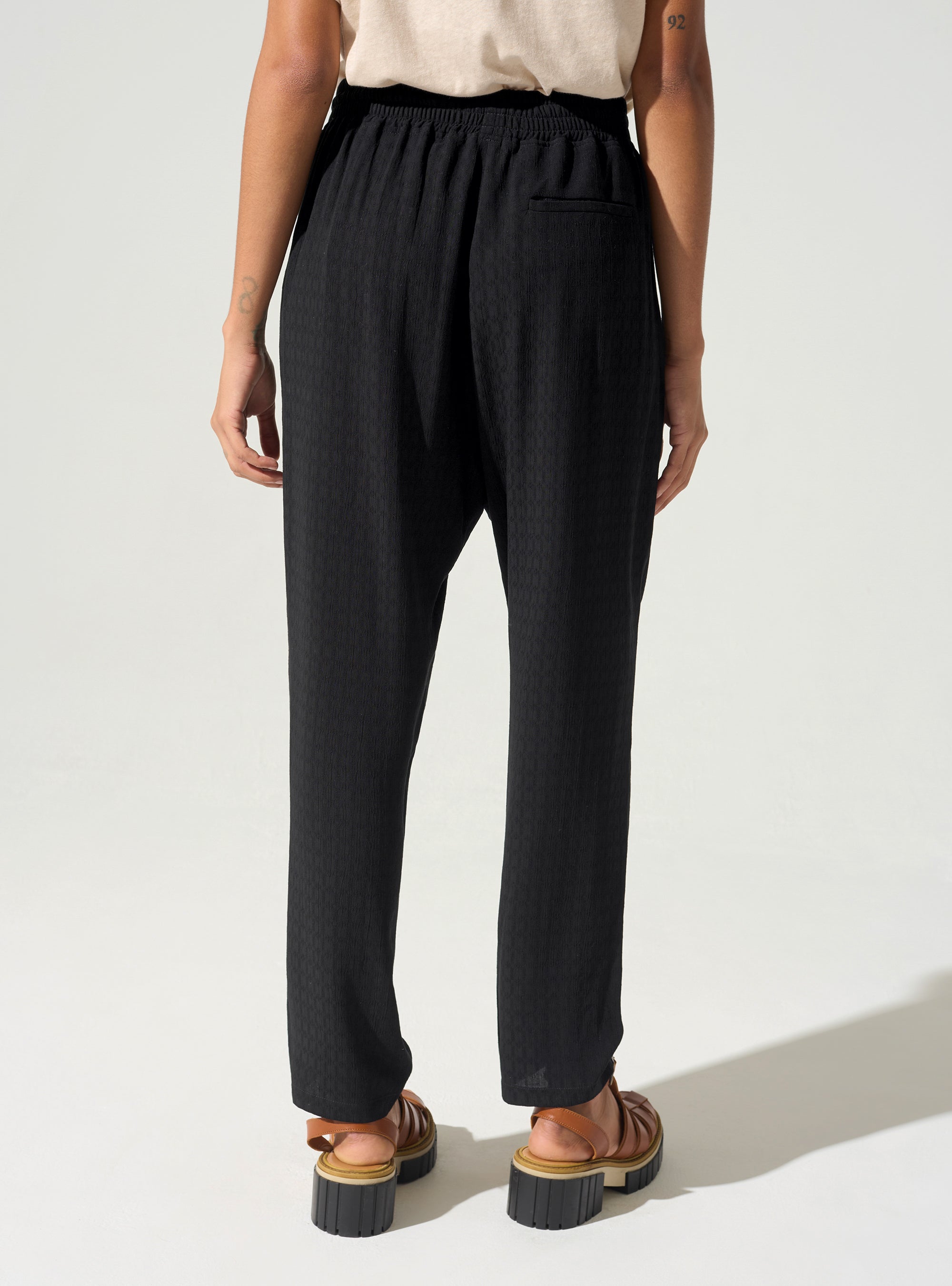 Pantalon droit élastiqué acoté