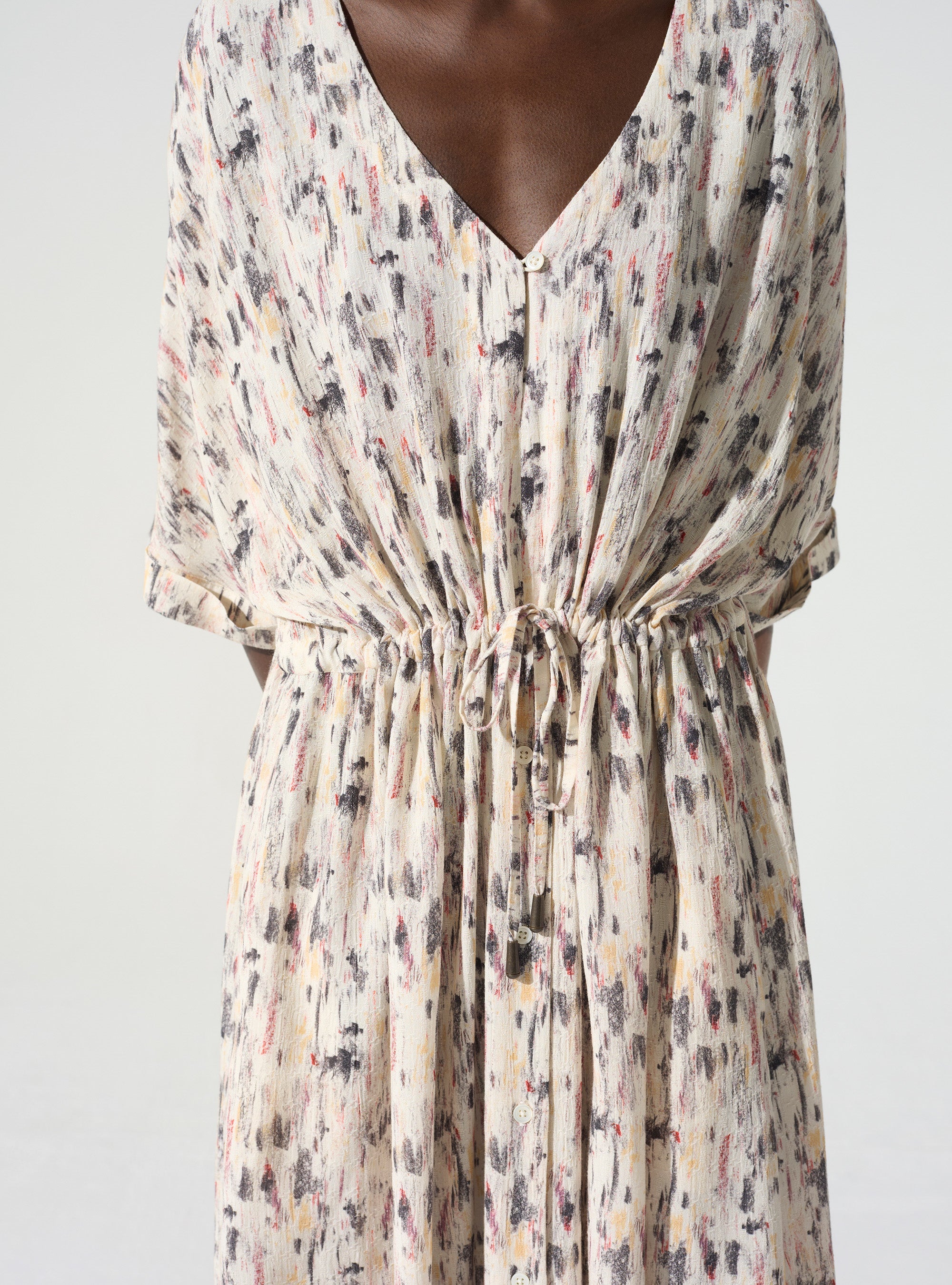 Kurzes Kleid mit V-Ausschnitt und „In Relief“-Aufdruck