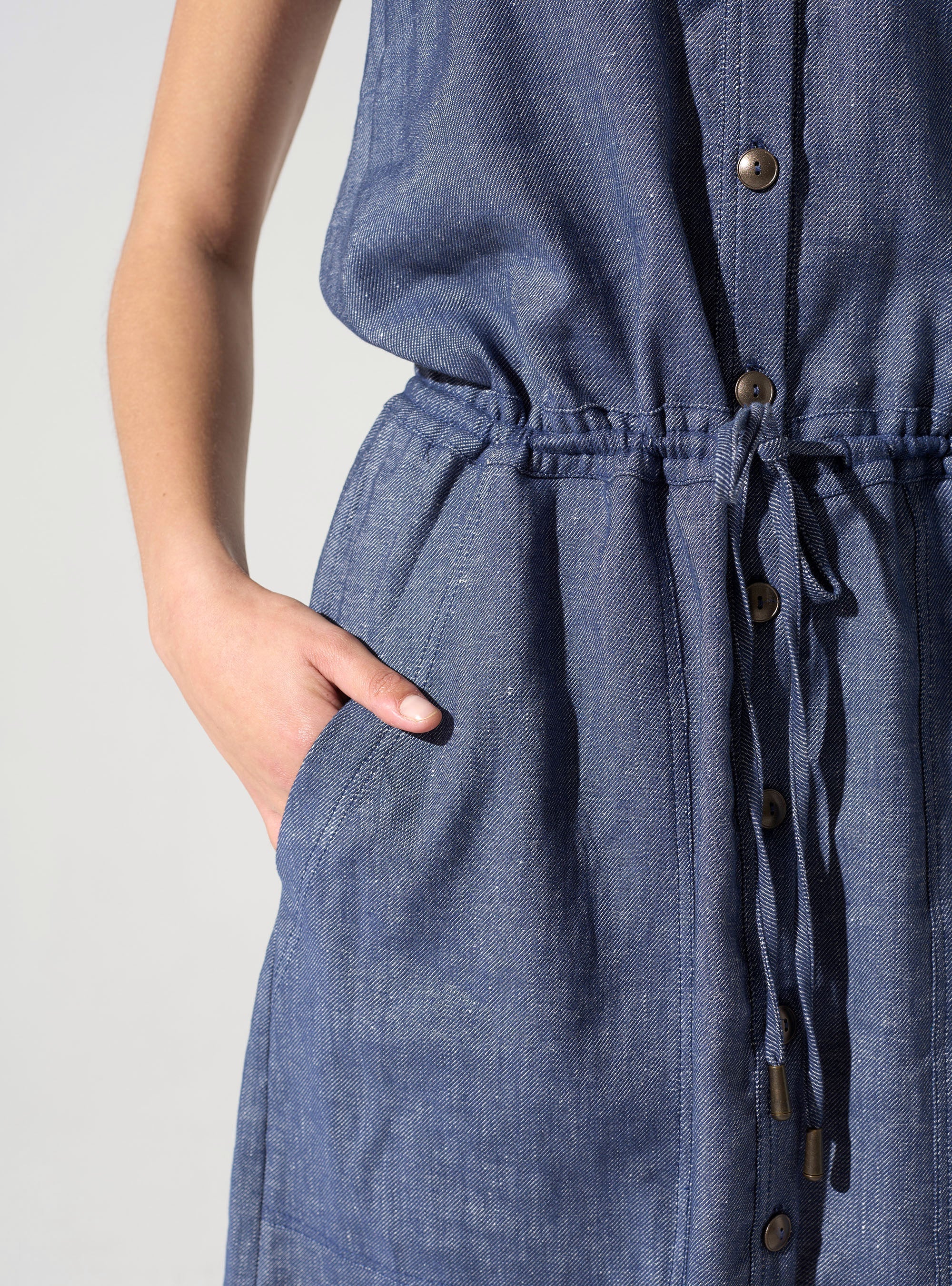 Robe courte sans manches acoté