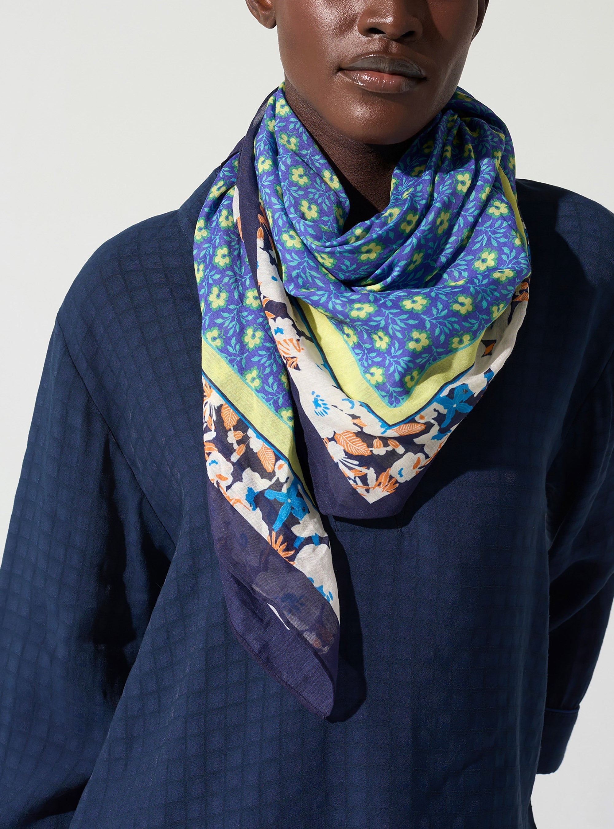 Foulard imprimé fleurs acoté