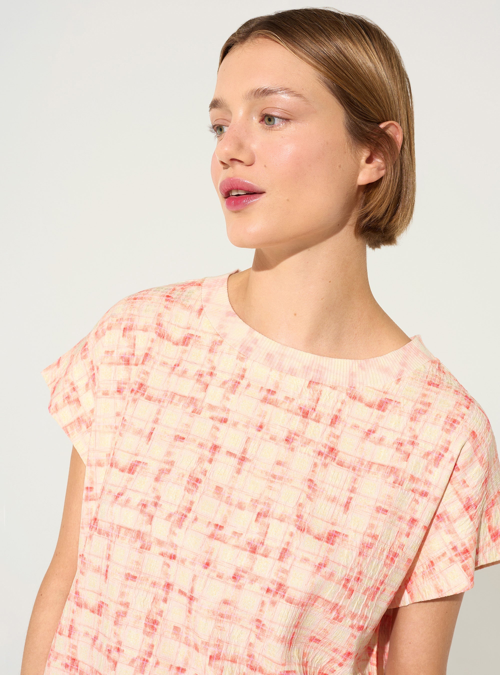 Gerade geschnittene, plissierte Bluse mit orangefarbenem Muster