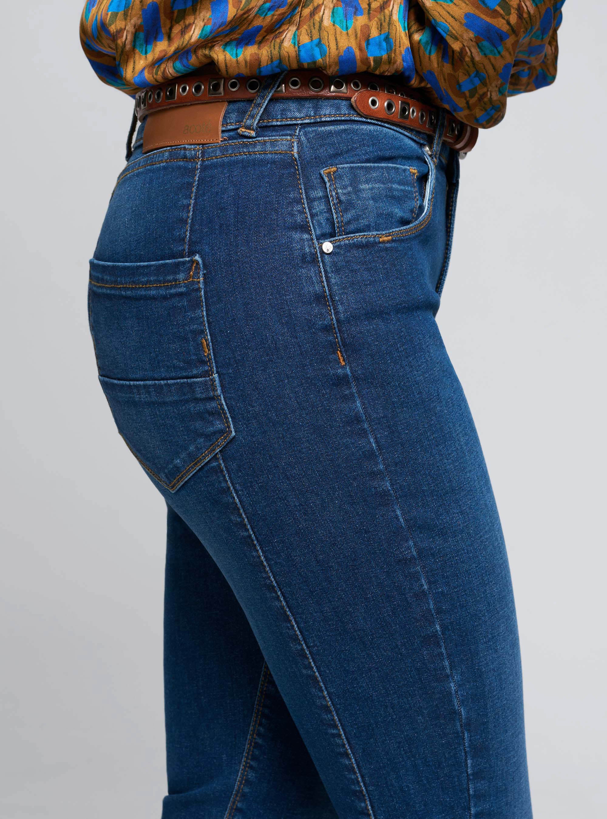 schmal geschnittene, blaue Stretch-Jeans