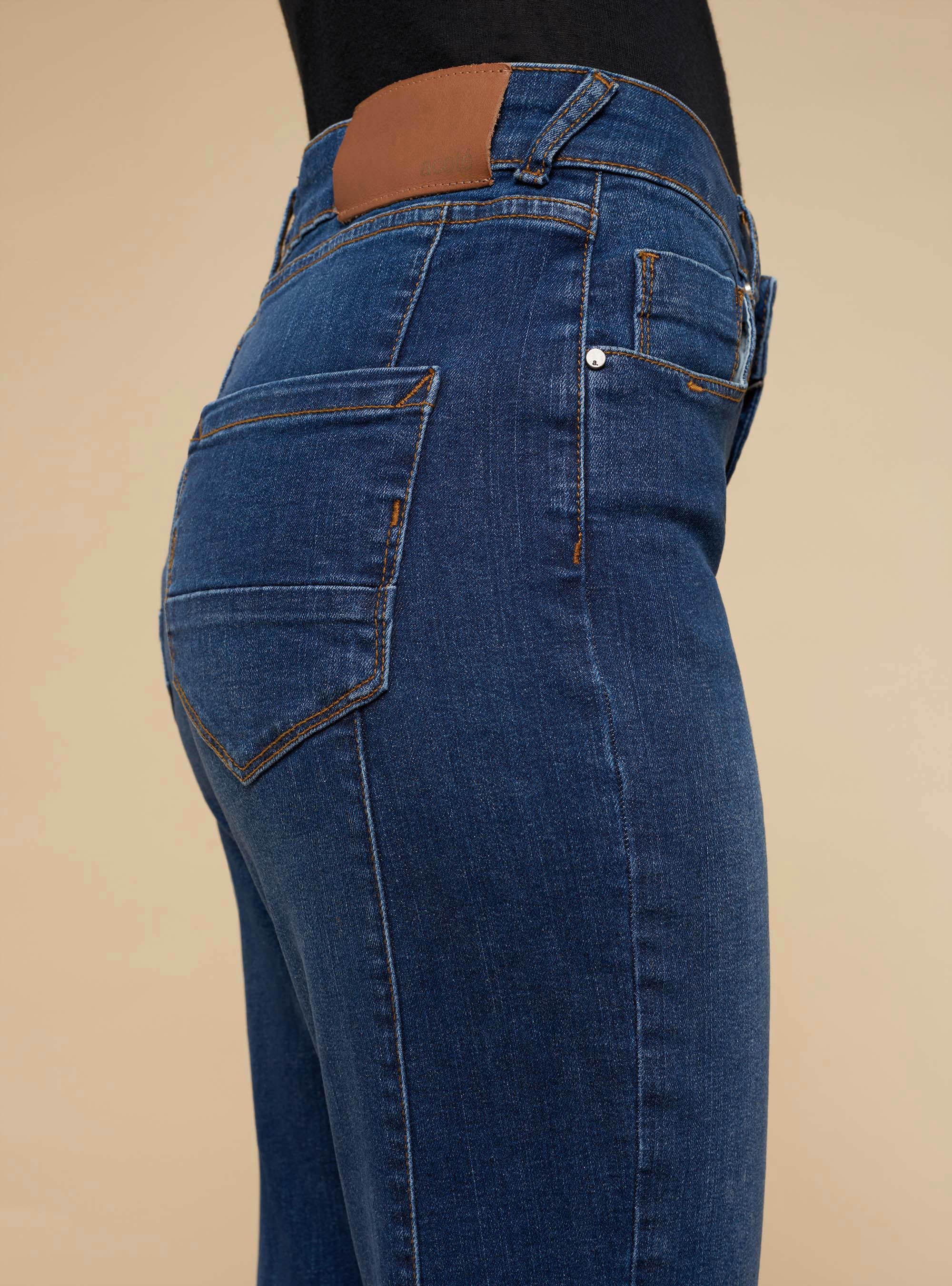schmal geschnittene, blaue Stretch-Jeans