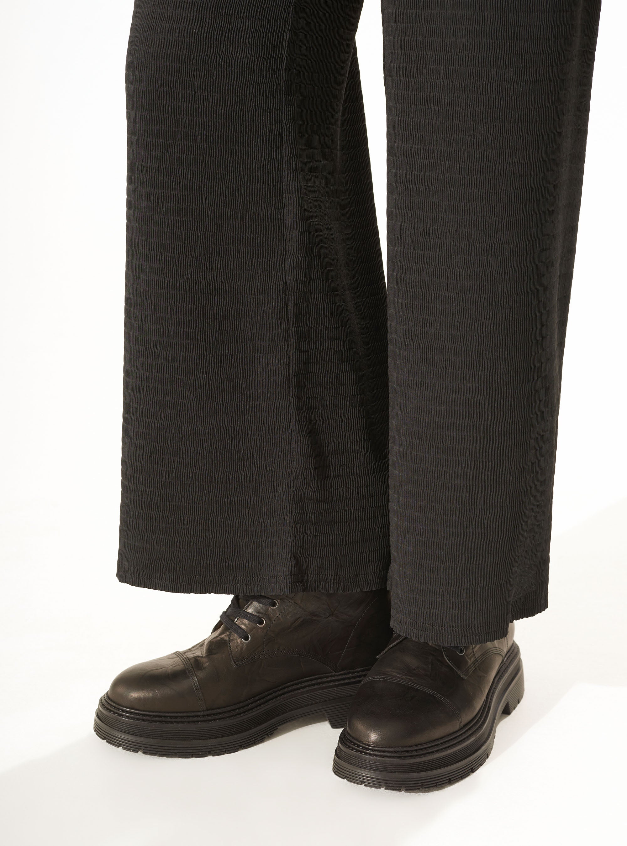 Weite, geblümte Hose in Schwarz