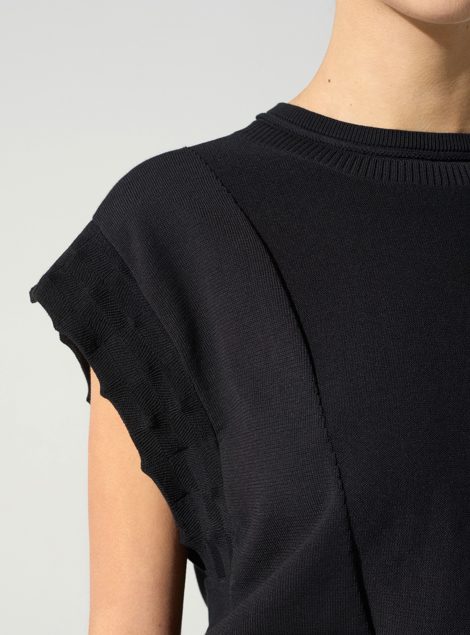 Short-sleeved sweater