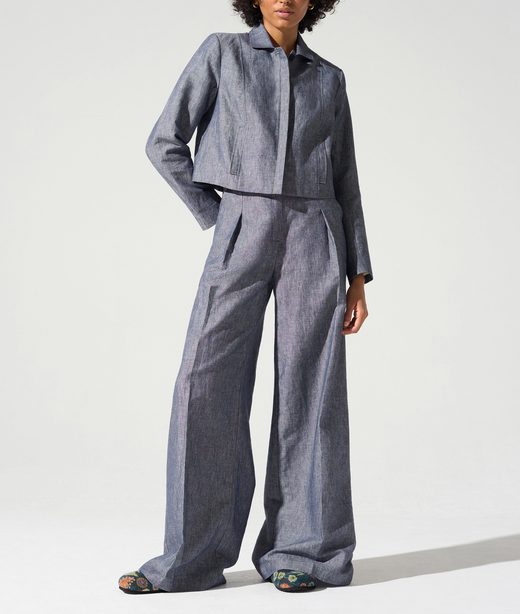 Short button-down jacket