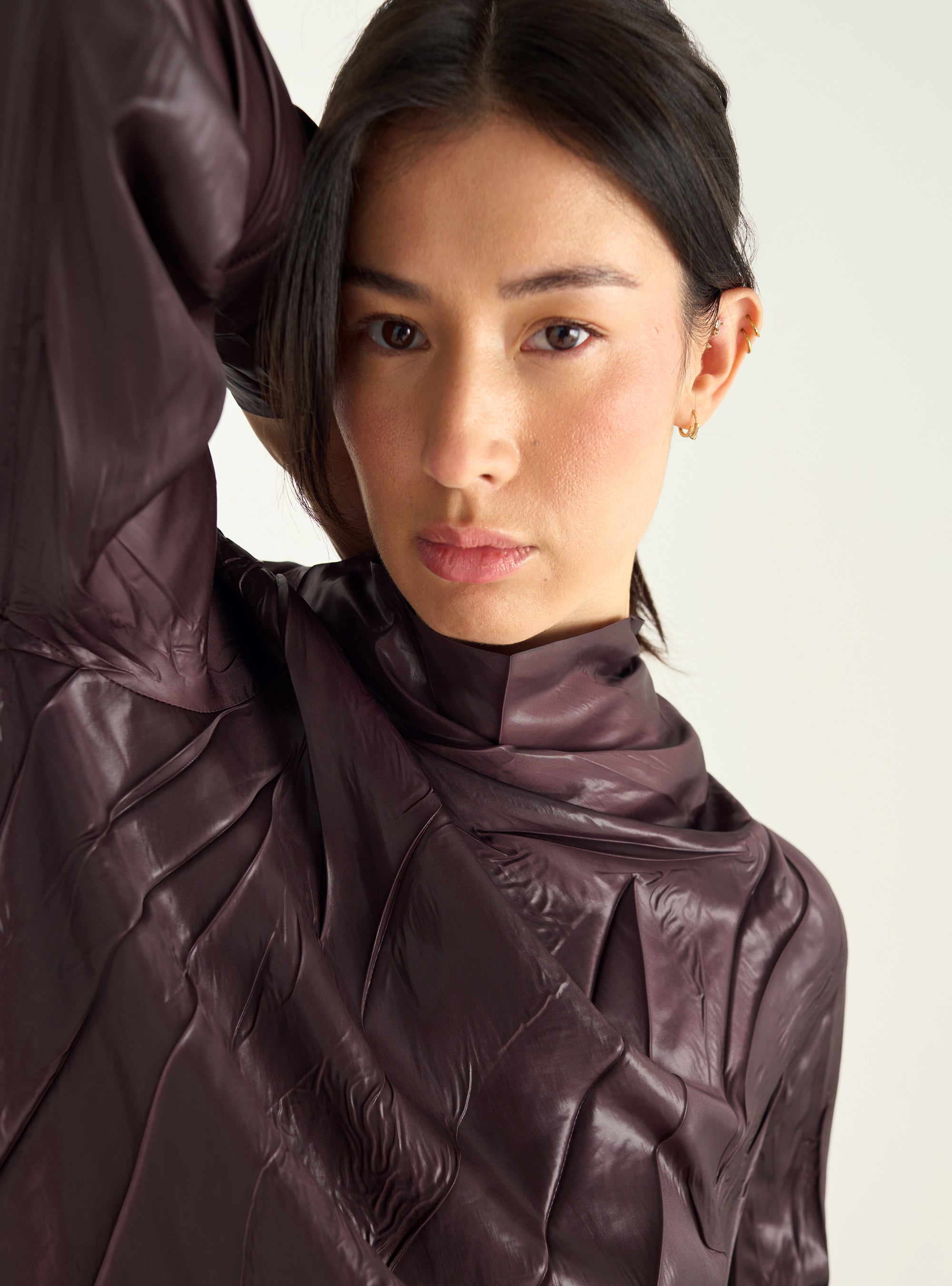 Satinbluse mit hohem Kragen