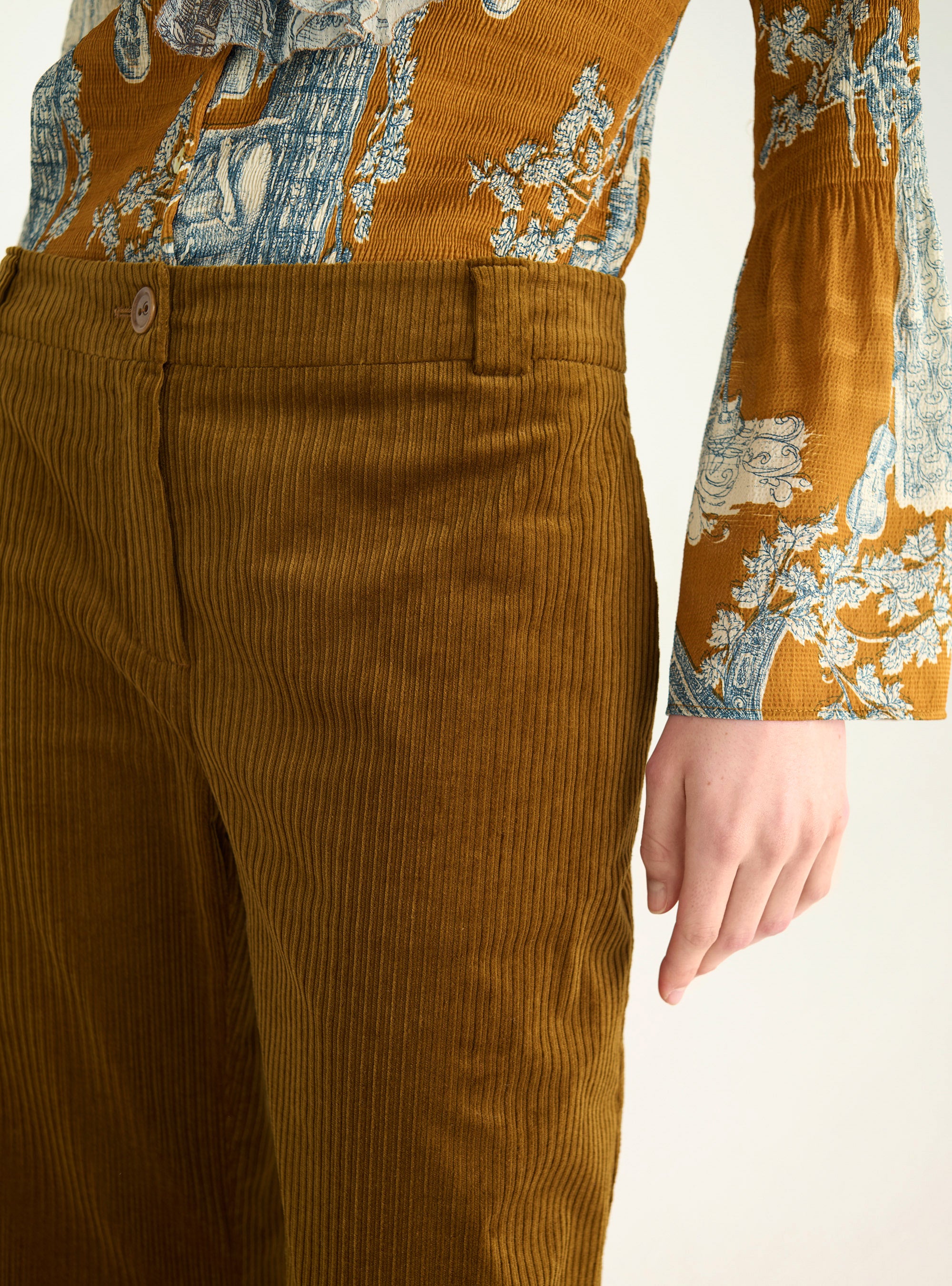 Weite Hose aus gewaschenem Samt