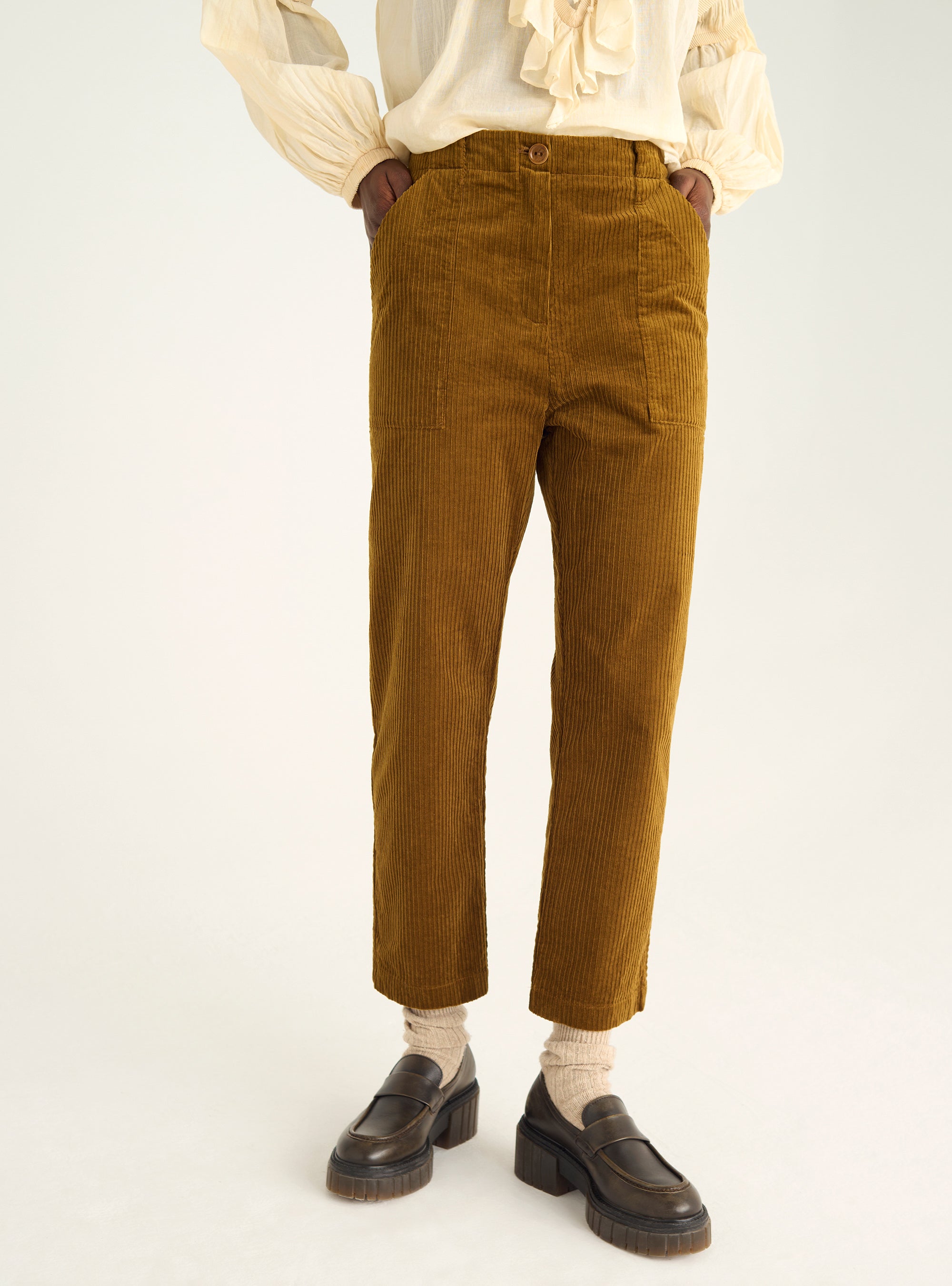 Pantalon carotte en velours côtelé