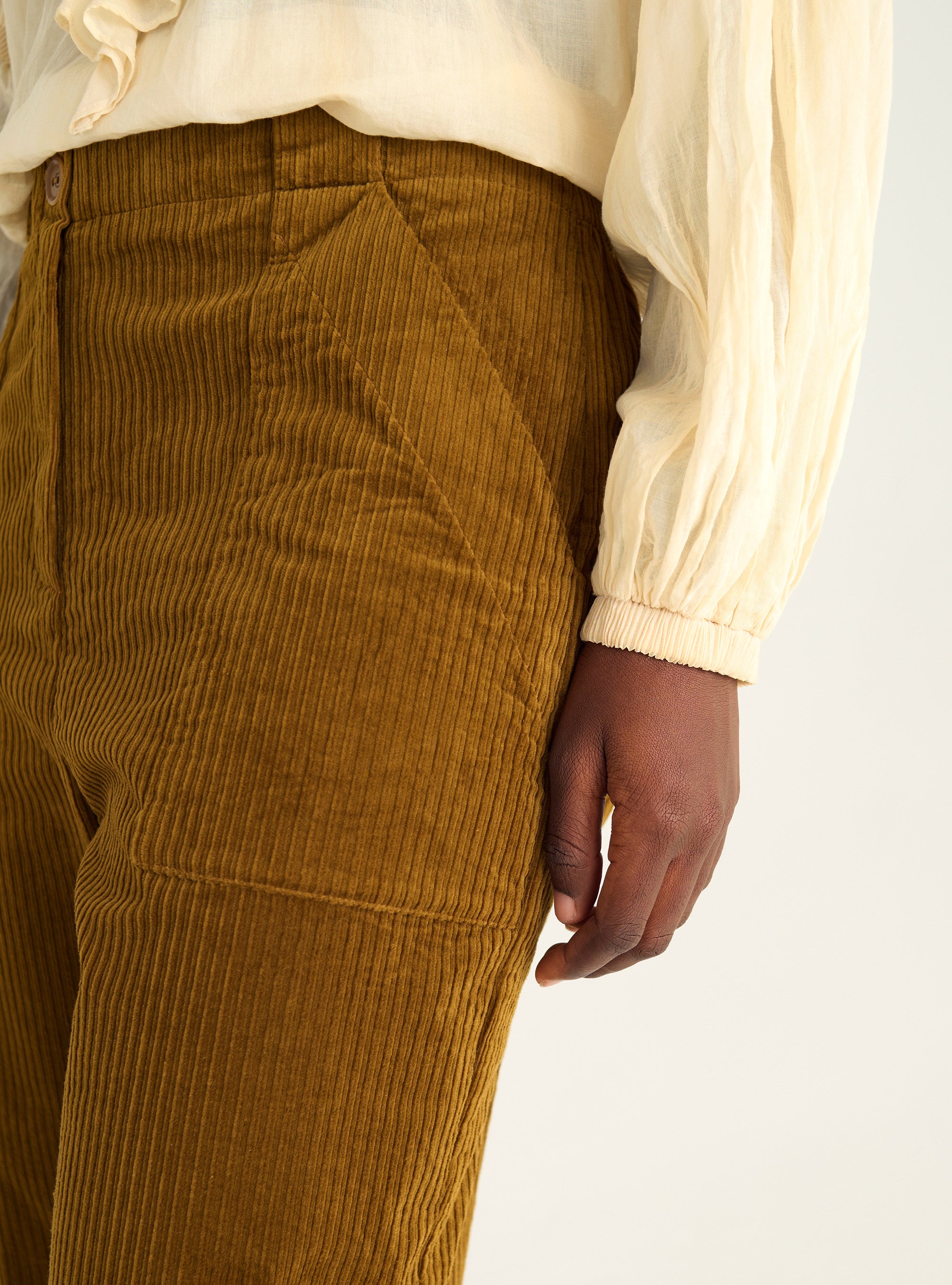 Pantalon carotte en velours côtelé