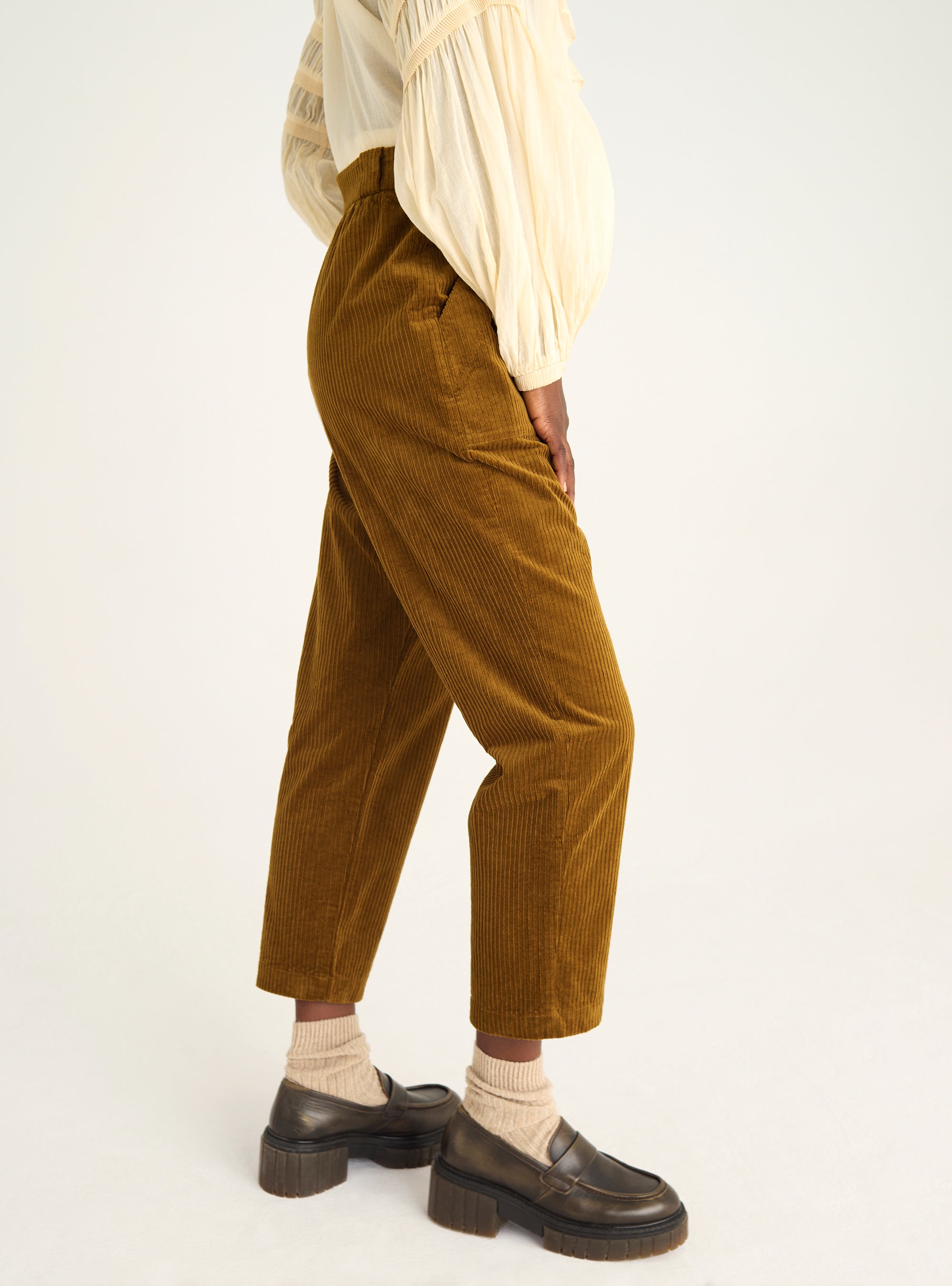 Pantalon carotte en velours côtelé