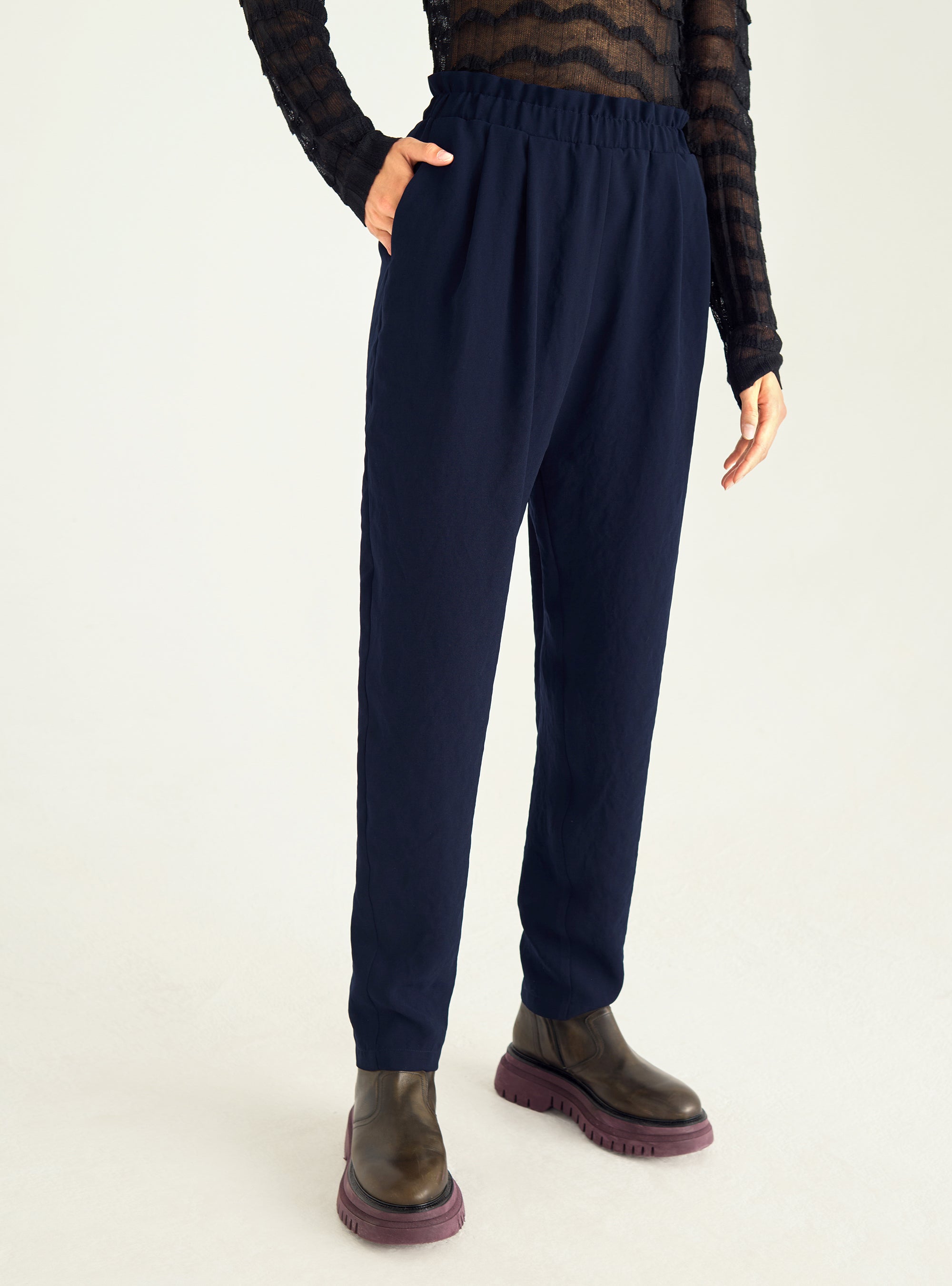 Fließende Hose mit gerüschter Taille
