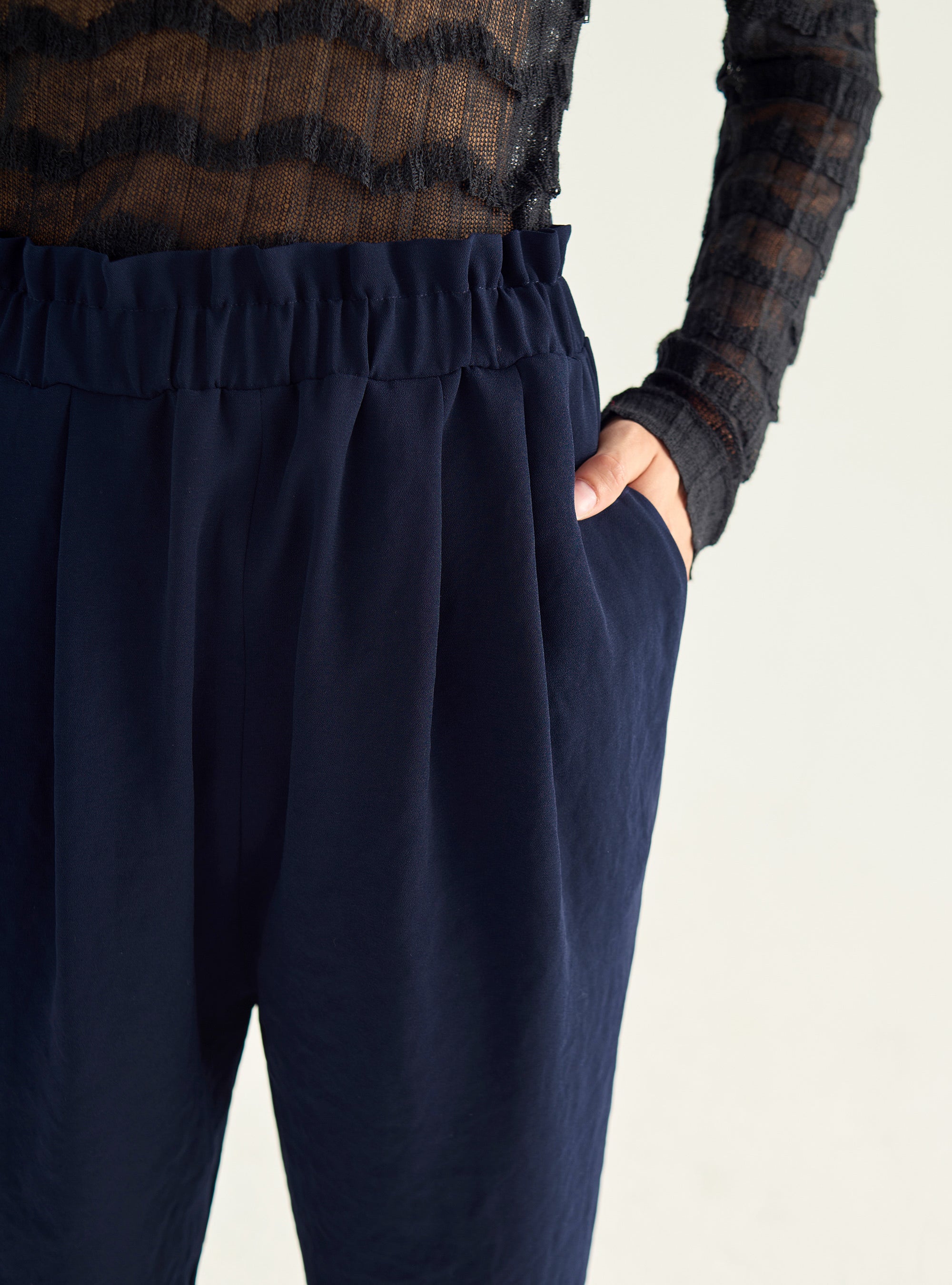 Fließende Hose mit gerüschter Taille