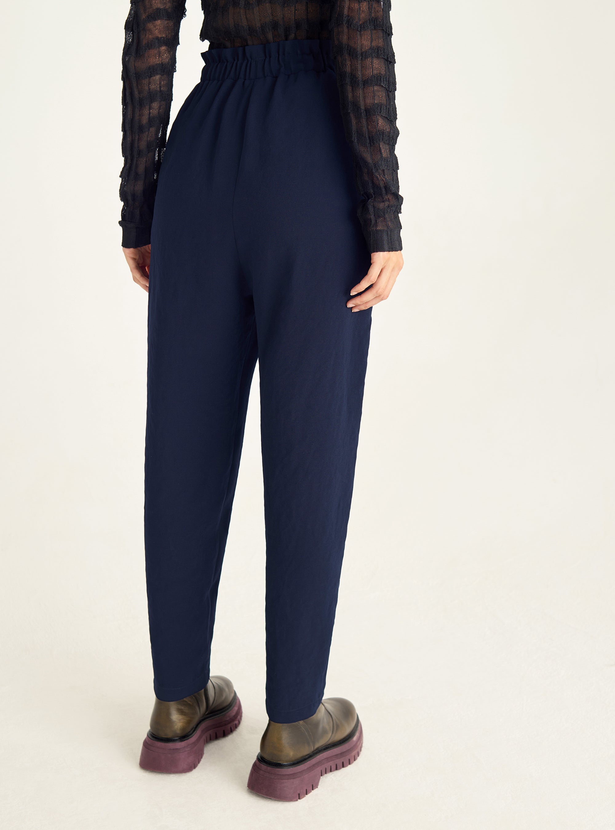 Fließende Hose mit gerüschter Taille