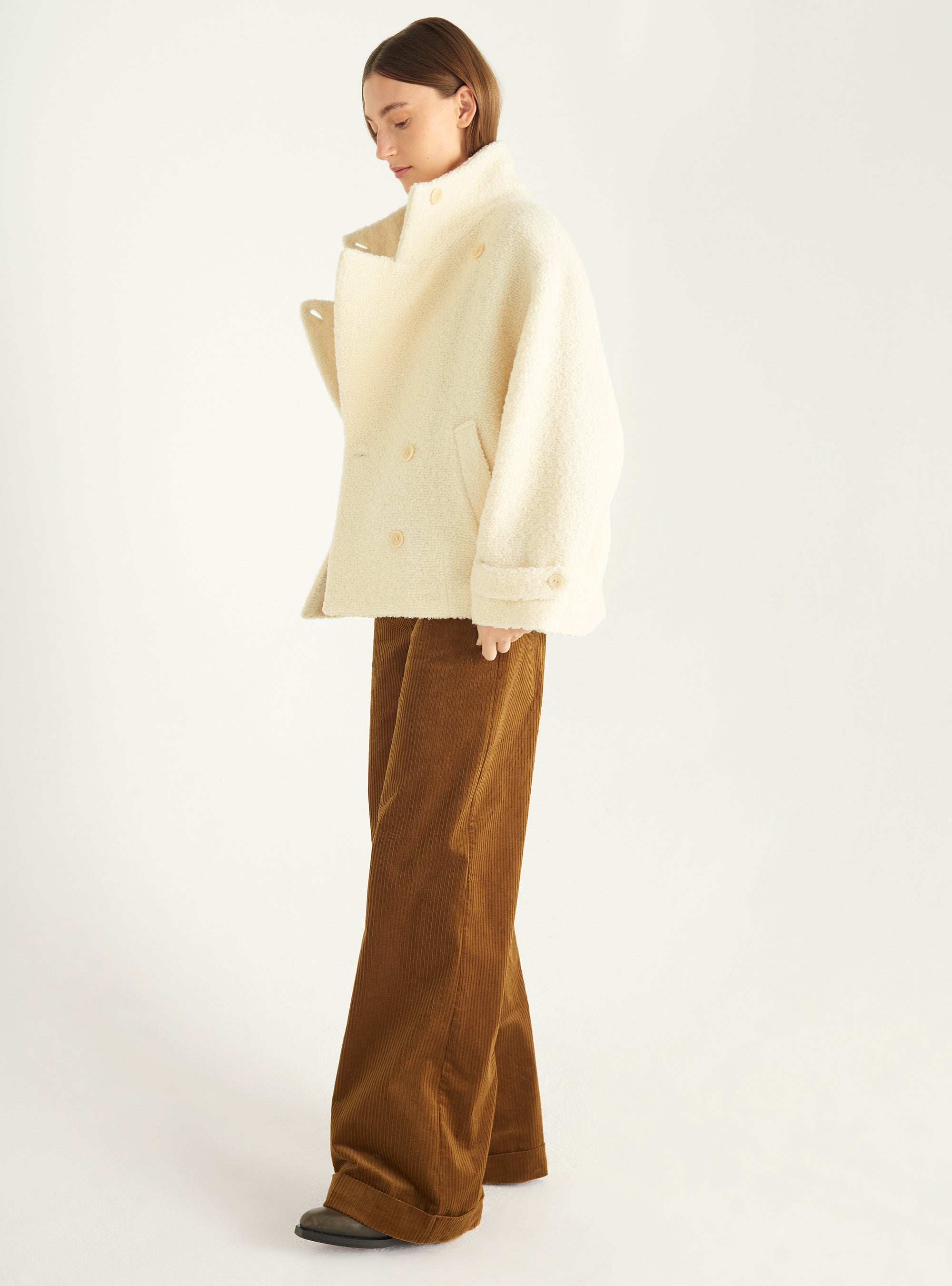 Manteau court en laine bouclée