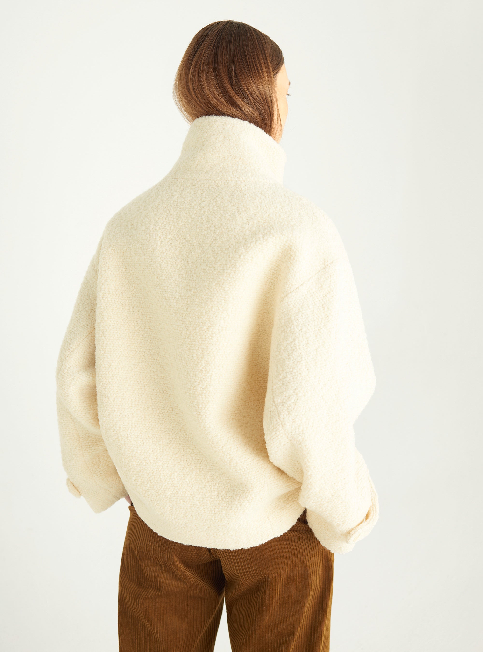 Manteau court en laine bouclée