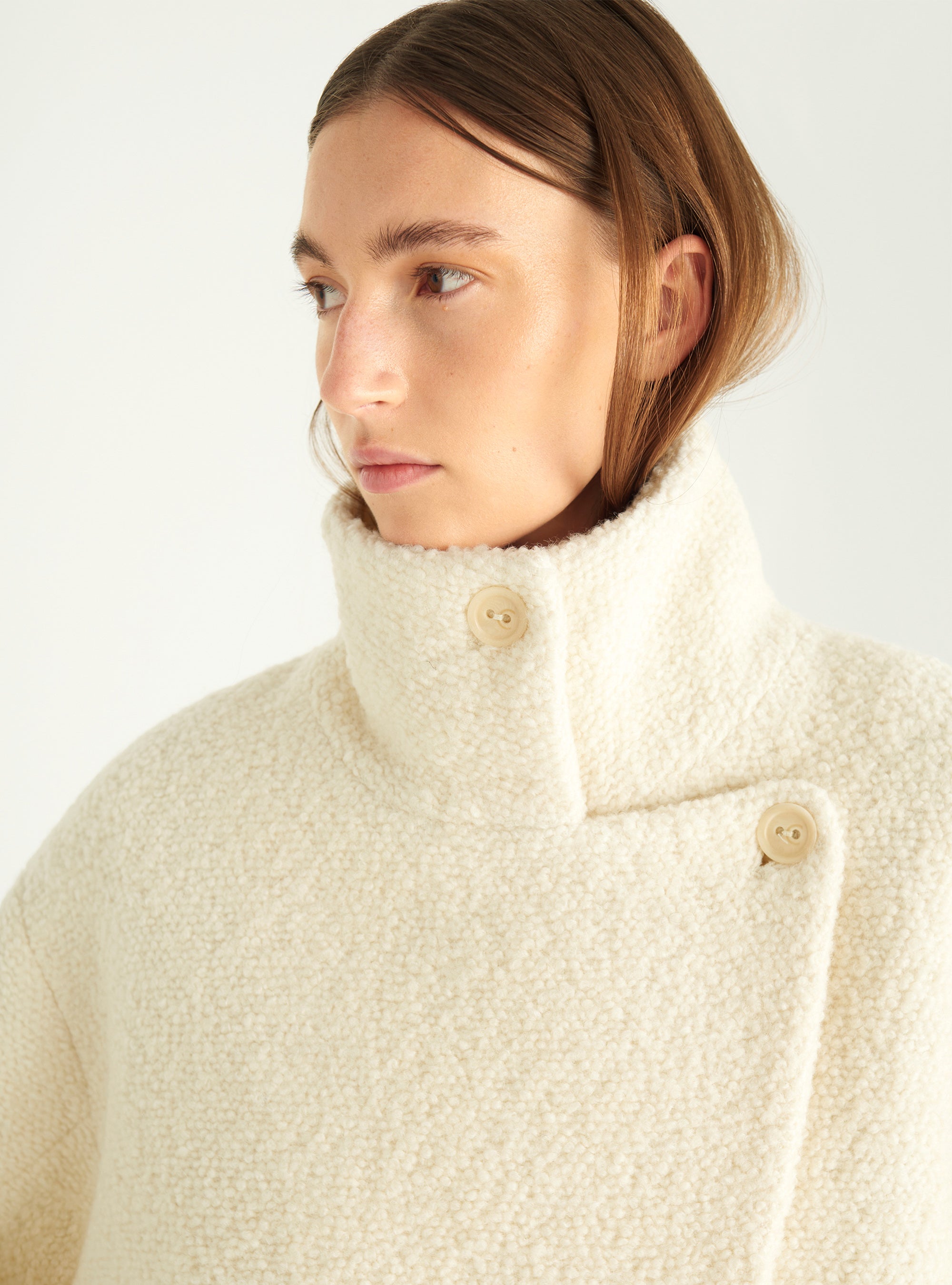 Manteau court en laine bouclée