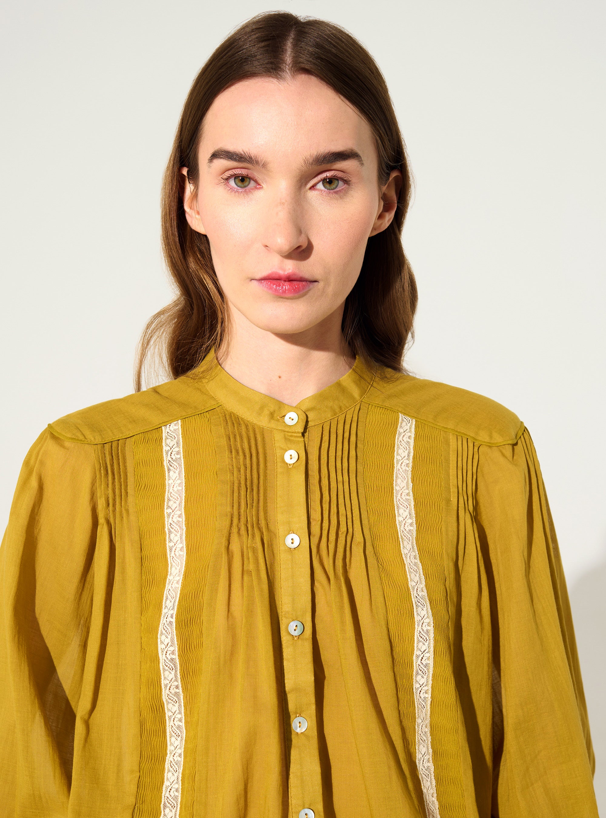 Oversized pleated shirt and ochre yellow Calais-Caudry® lace