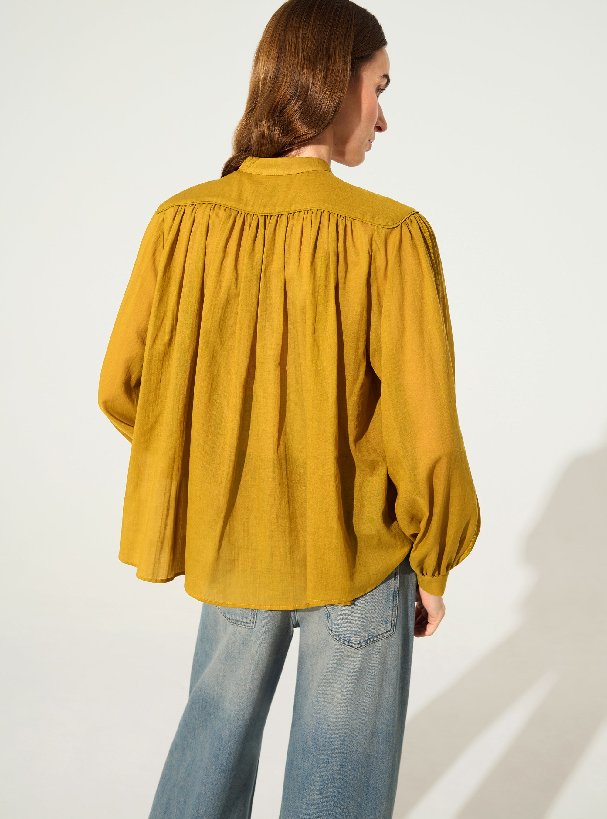 Oversized pleated shirt and ochre yellow Calais-Caudry® lace