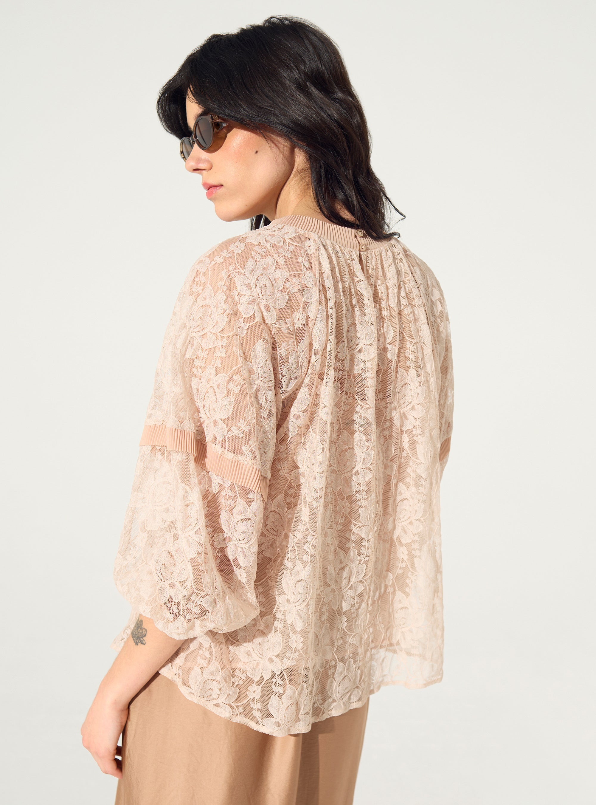 Blouse en dentelle ample plissée rose