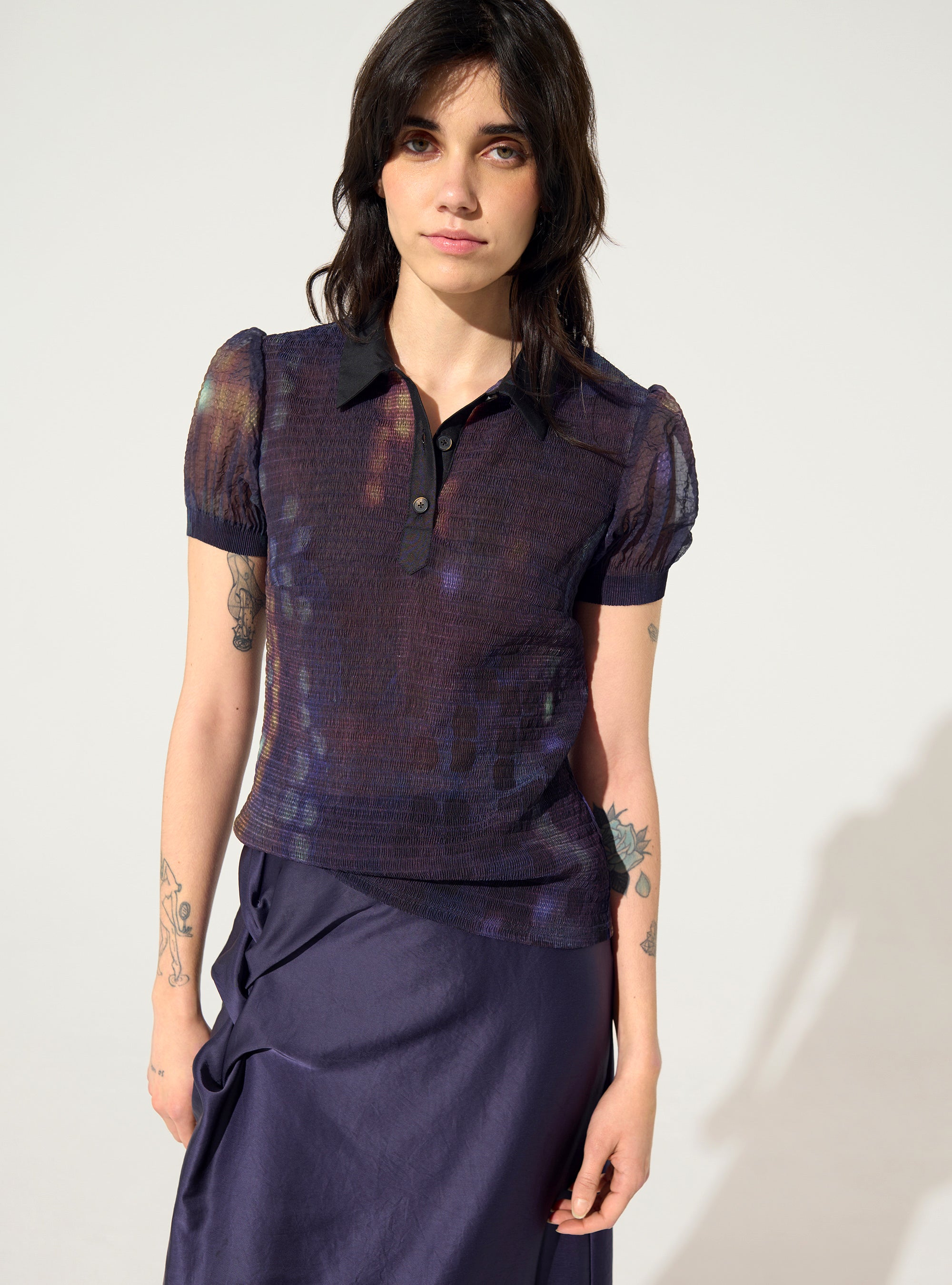 Lila tailliertes Poloshirt mit Falten und Hausaufdruck