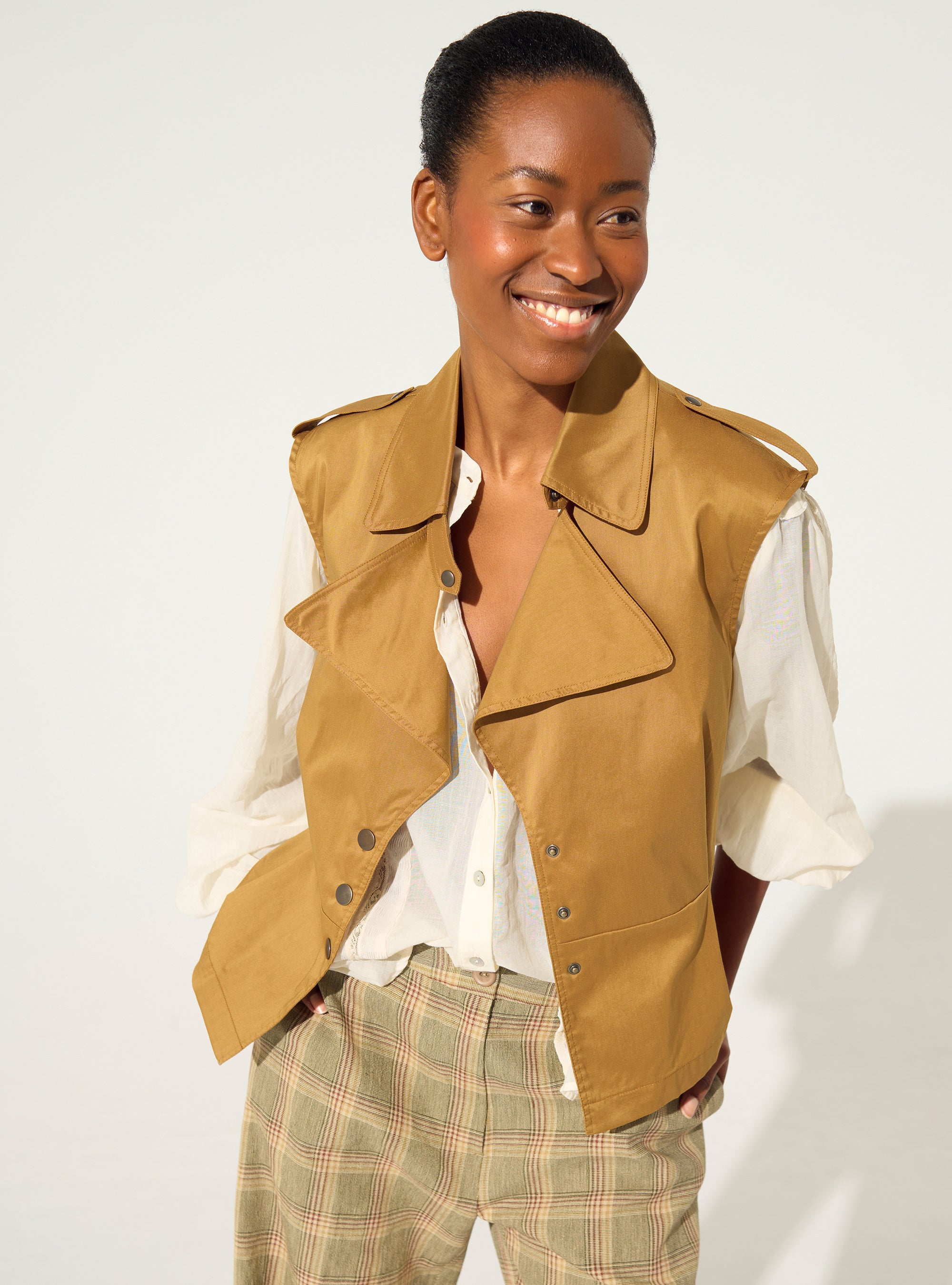 Figurbetontes, plissiertes braunes Baumwollhemd