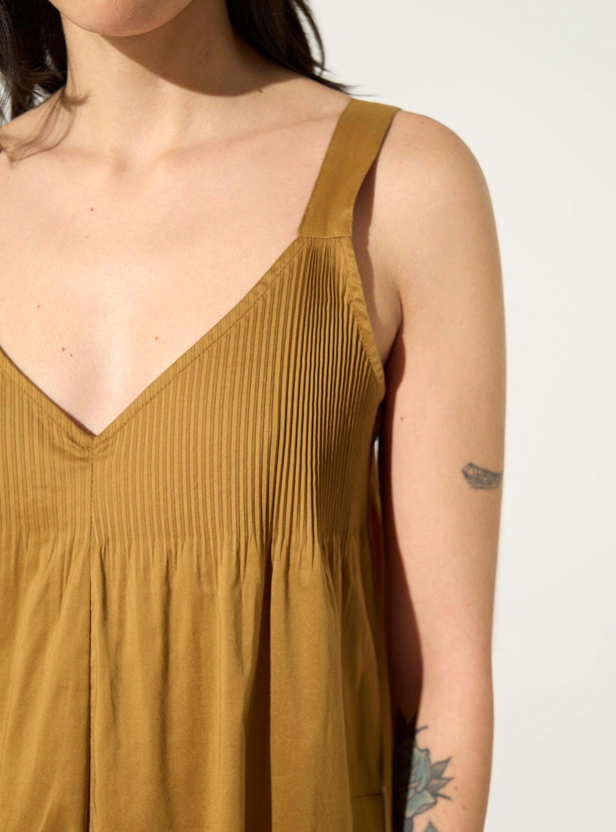 Locker sitzendes, plissiertes braunes Baumwollkleid