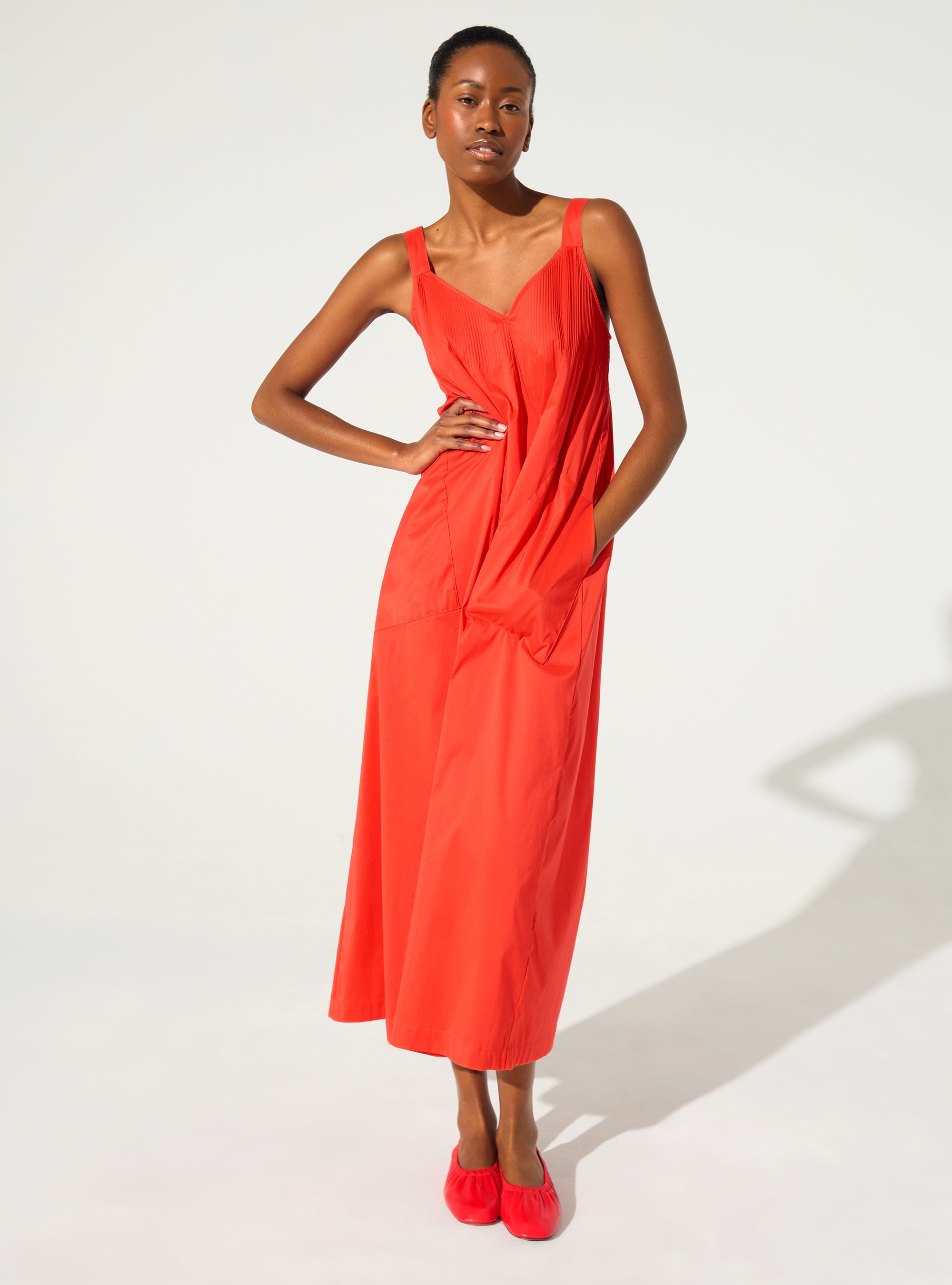 Loose-fitting pleated dress in red cotton