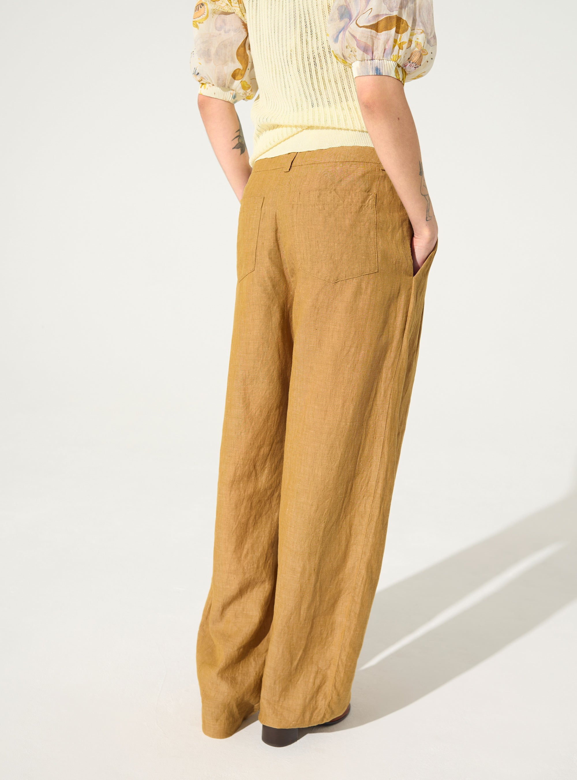 Braune Leinen- und Baumwollhose