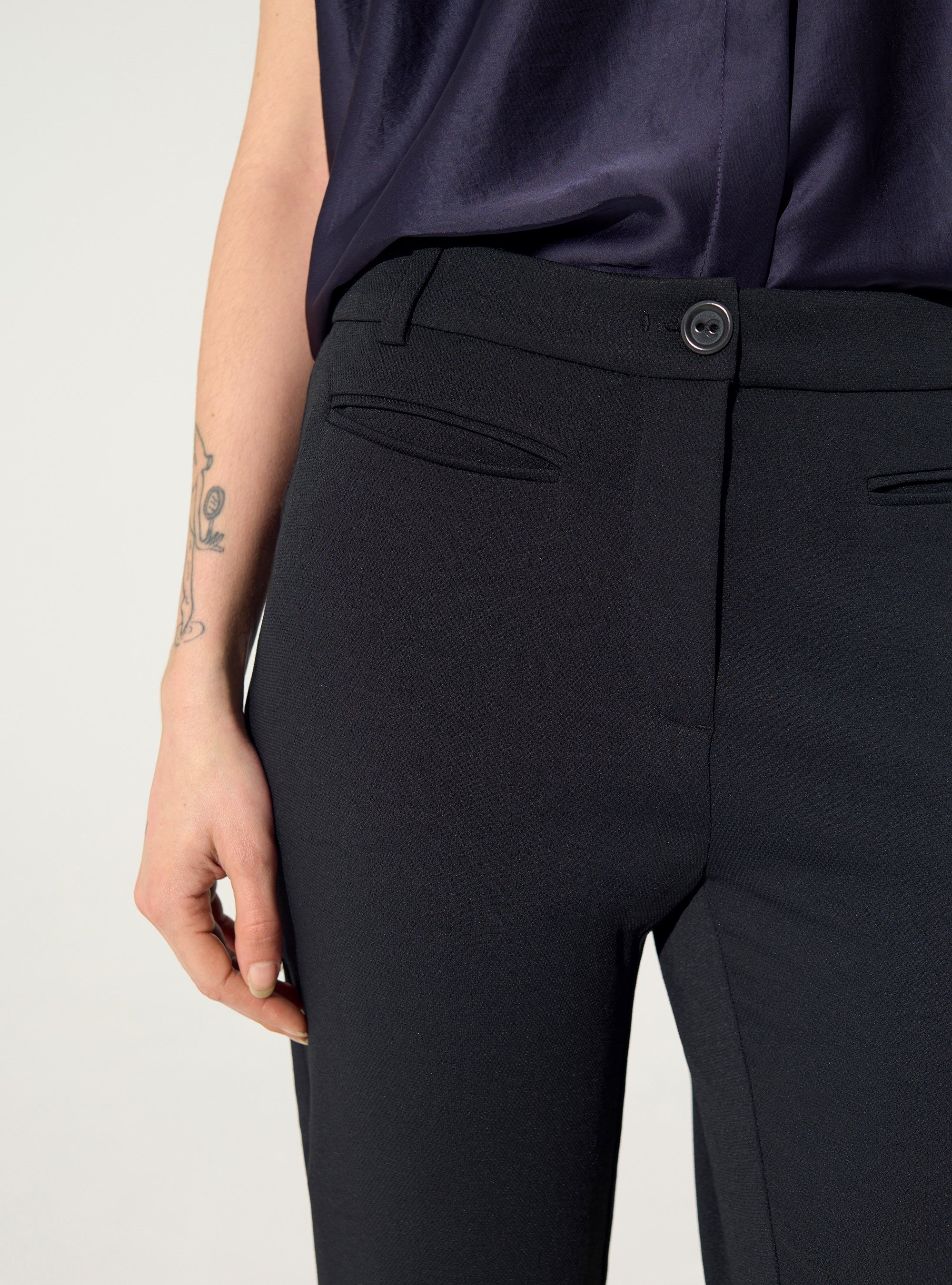 Schwarze Hose mit geradem Bein