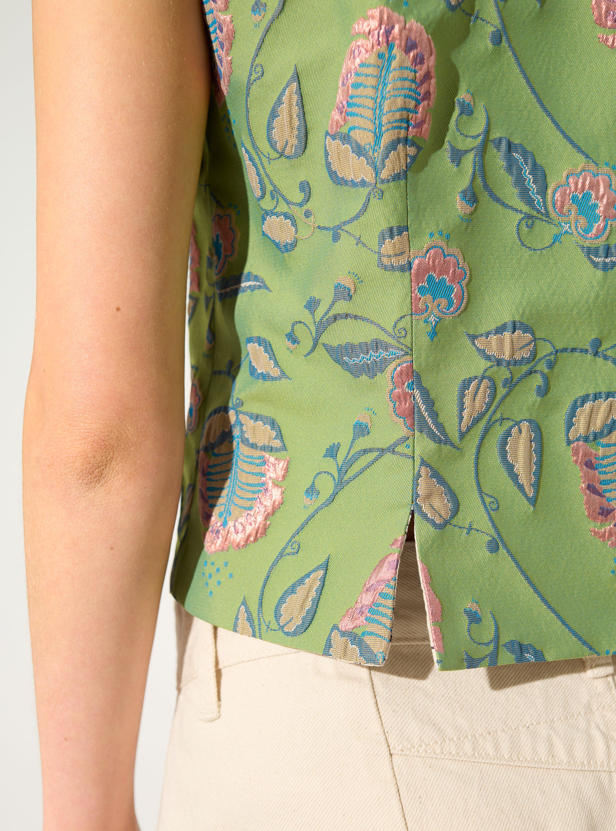 Fitted vest with green print