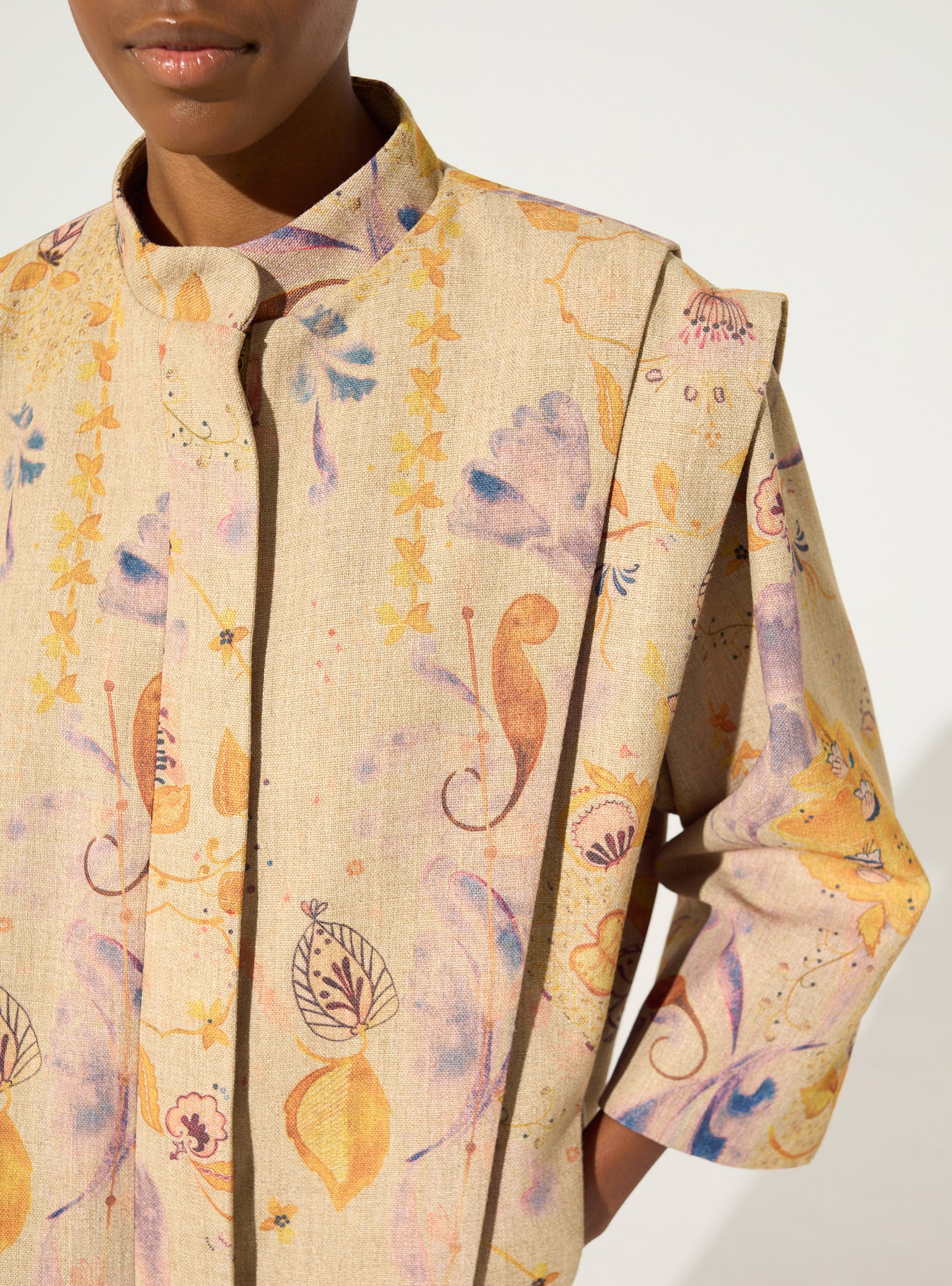 Plissierte und sublimierte braune Jacke