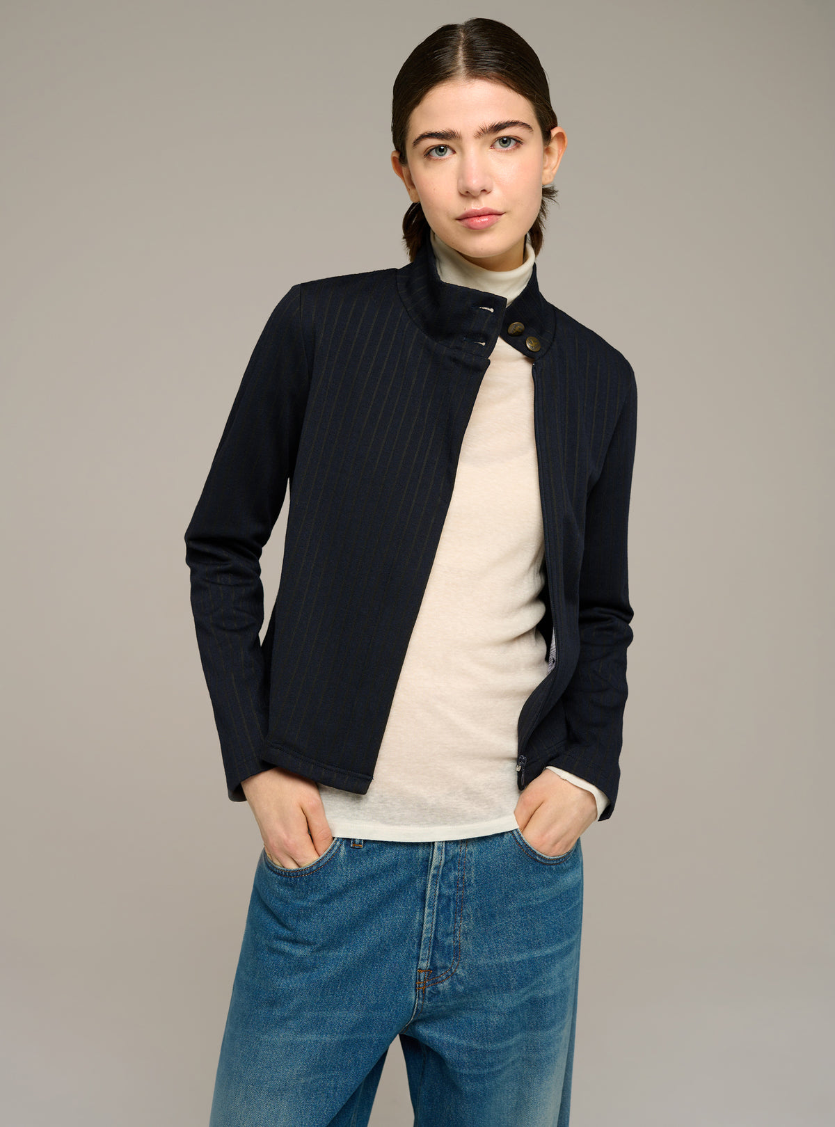 Kurze, taillierte Strickjacke