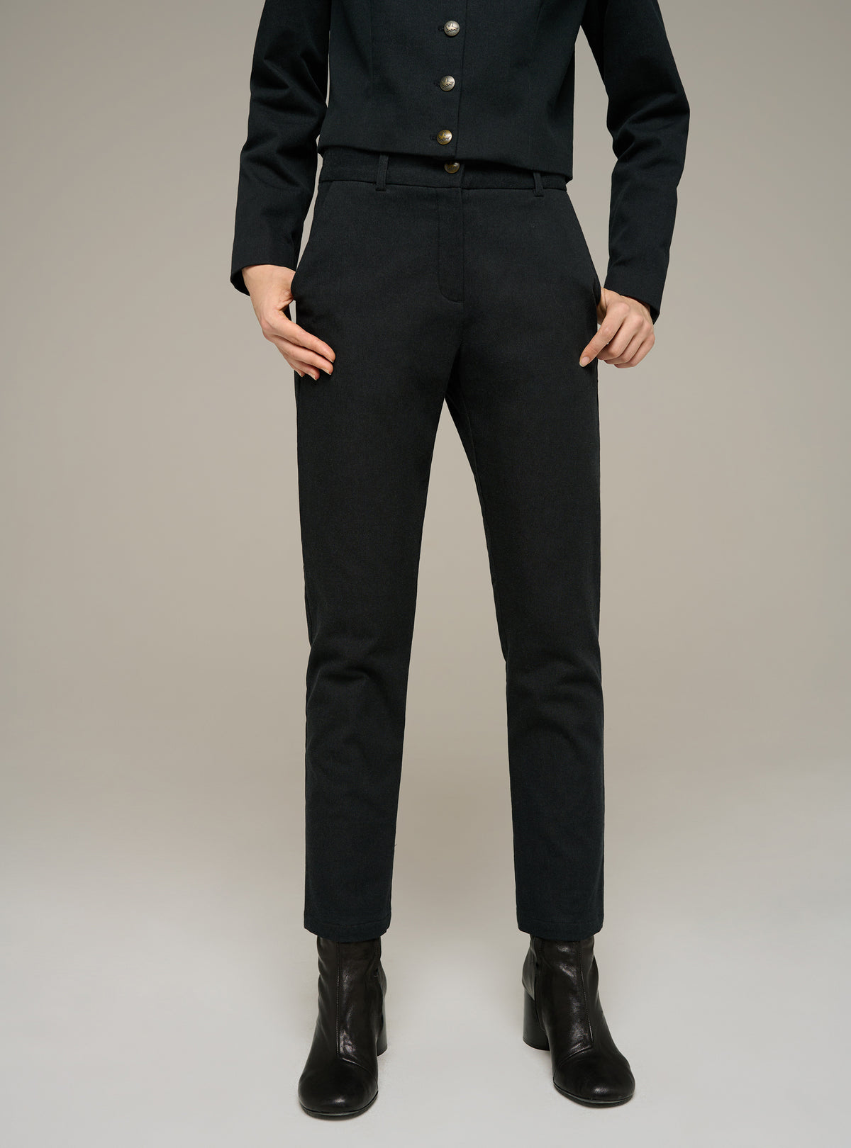 Schwarze Hose mit geradem Bein