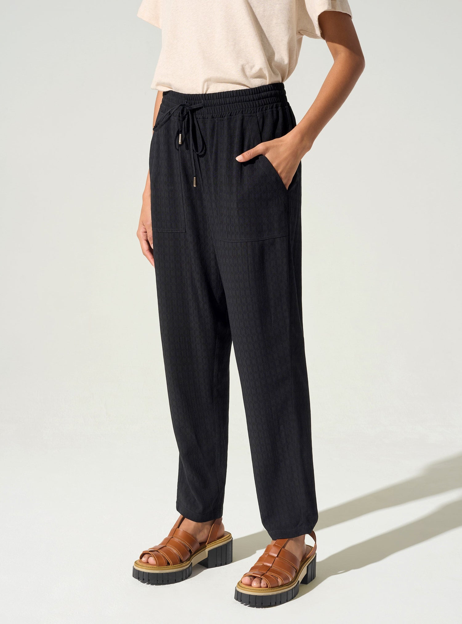 Pantalon droit élastiqué acoté 