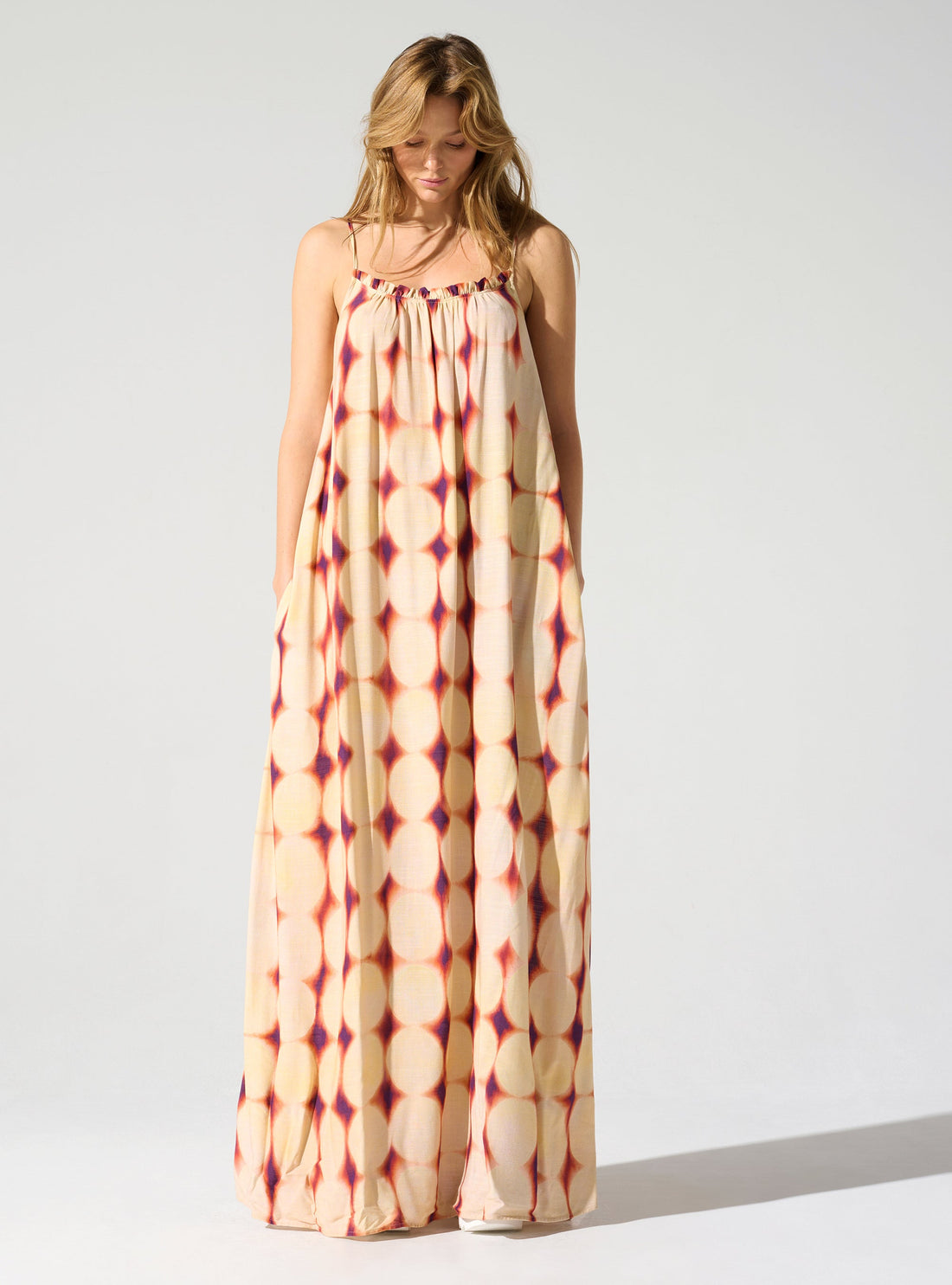 Langes Kleid mit dünnen Trägern