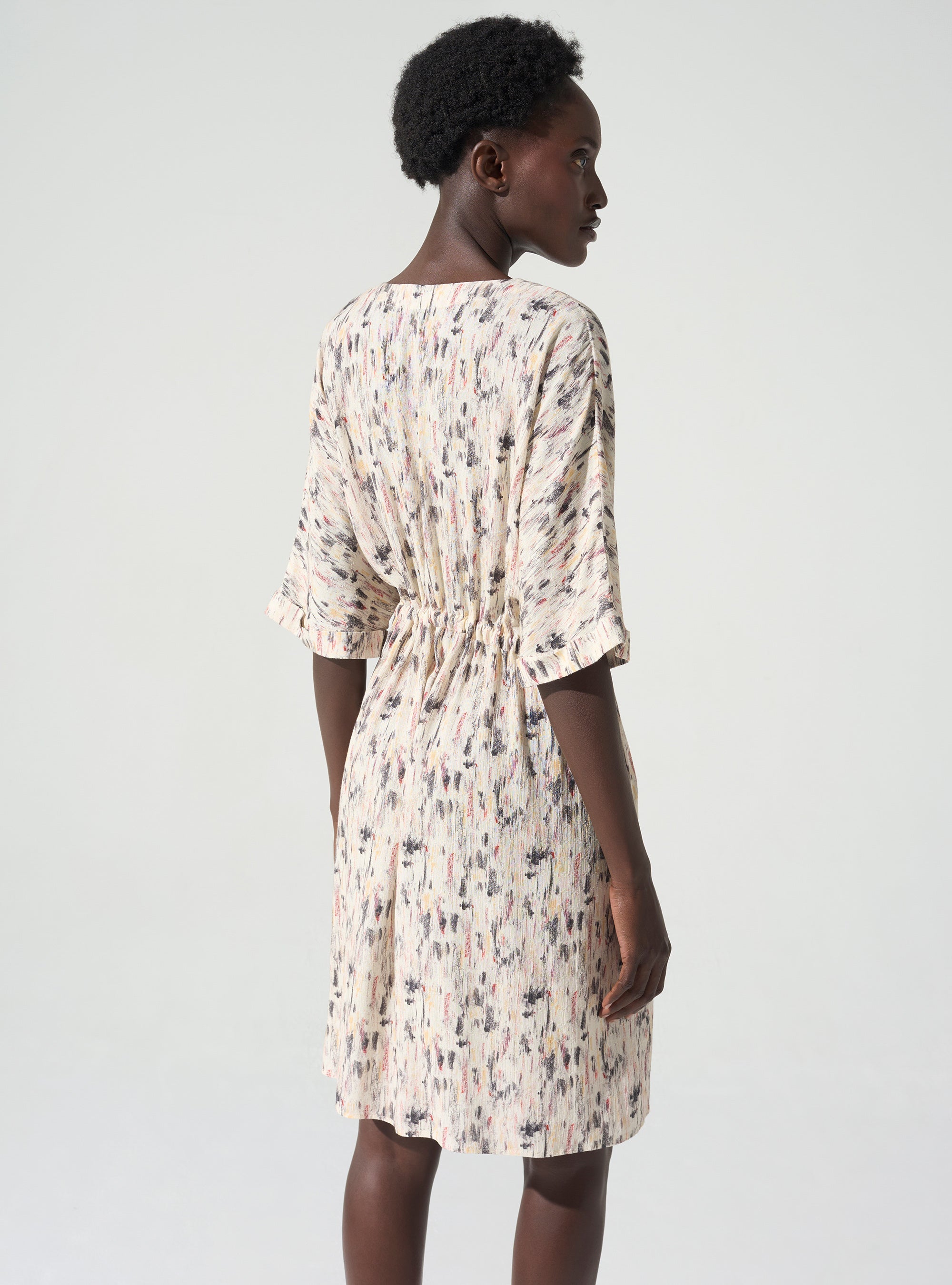 Kurzes Kleid mit V-Ausschnitt und „In Relief“-Aufdruck