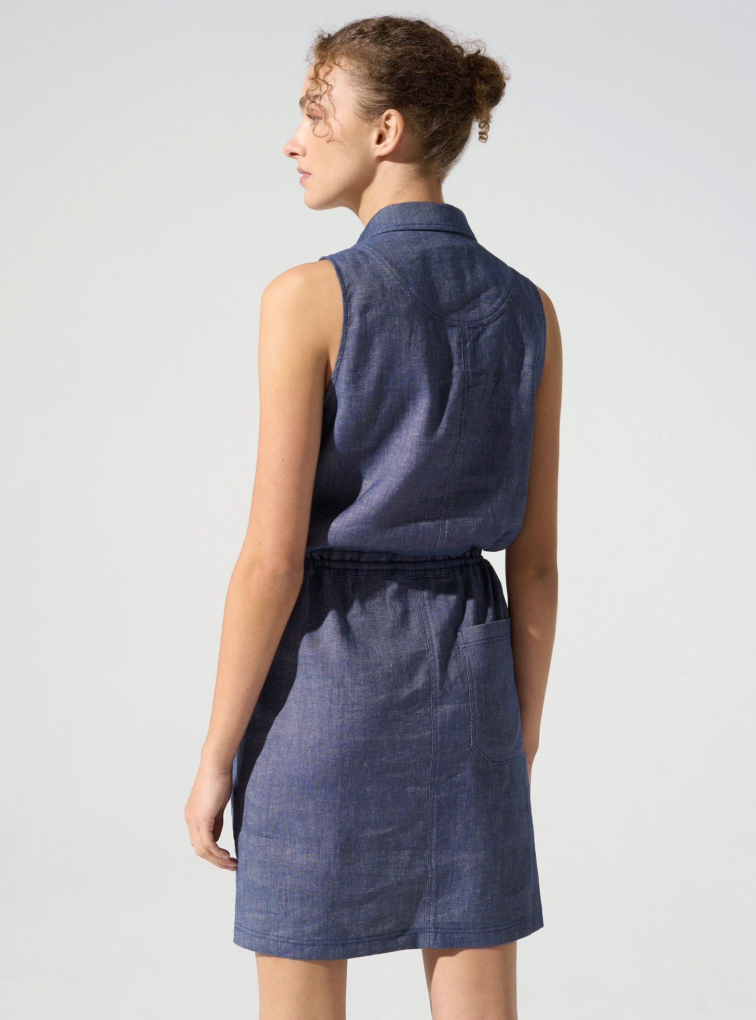 Robe courte sans manches acoté 