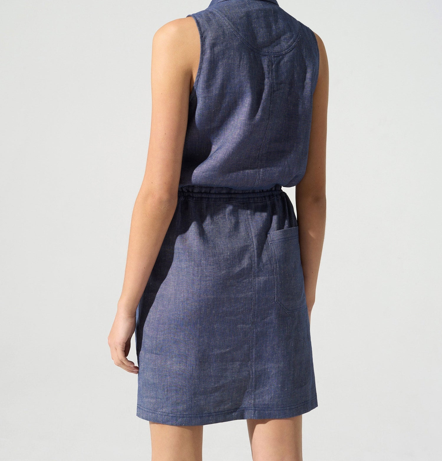 Robe courte sans manches acoté 