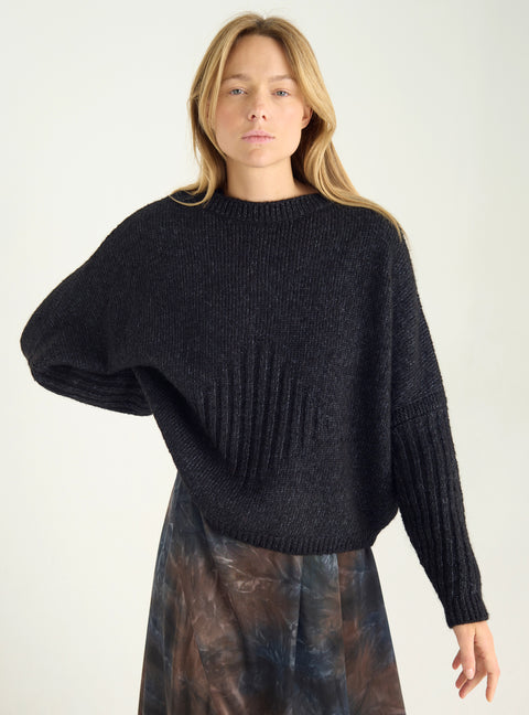 Locker sitzender Pullover aus Wolle und Baumwolle mit Rundhalsausschnitt