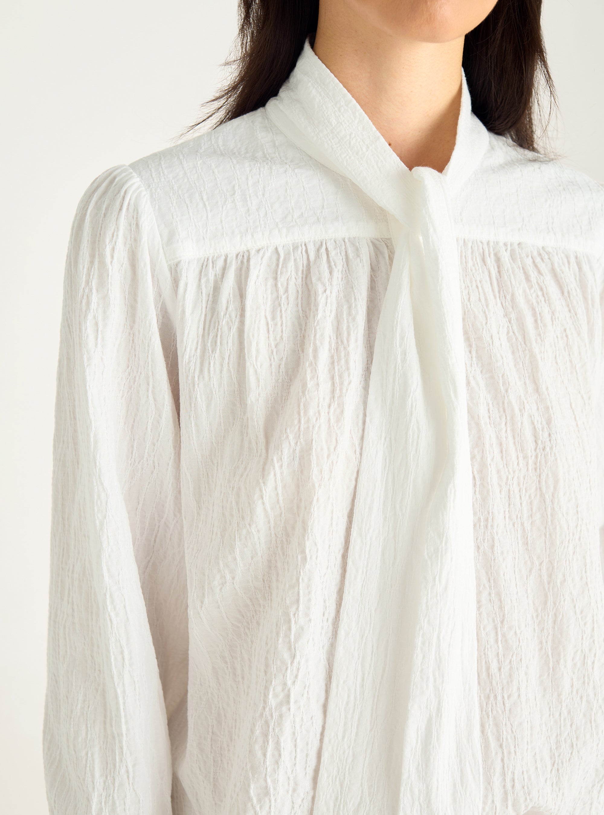 Loose-fitting pussy-bow shirt