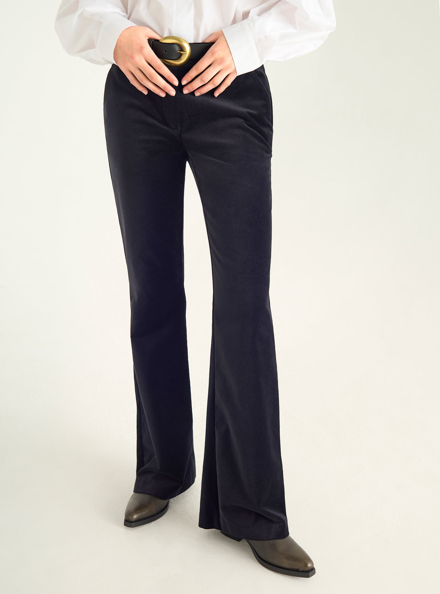 Ausgestellte Samthose