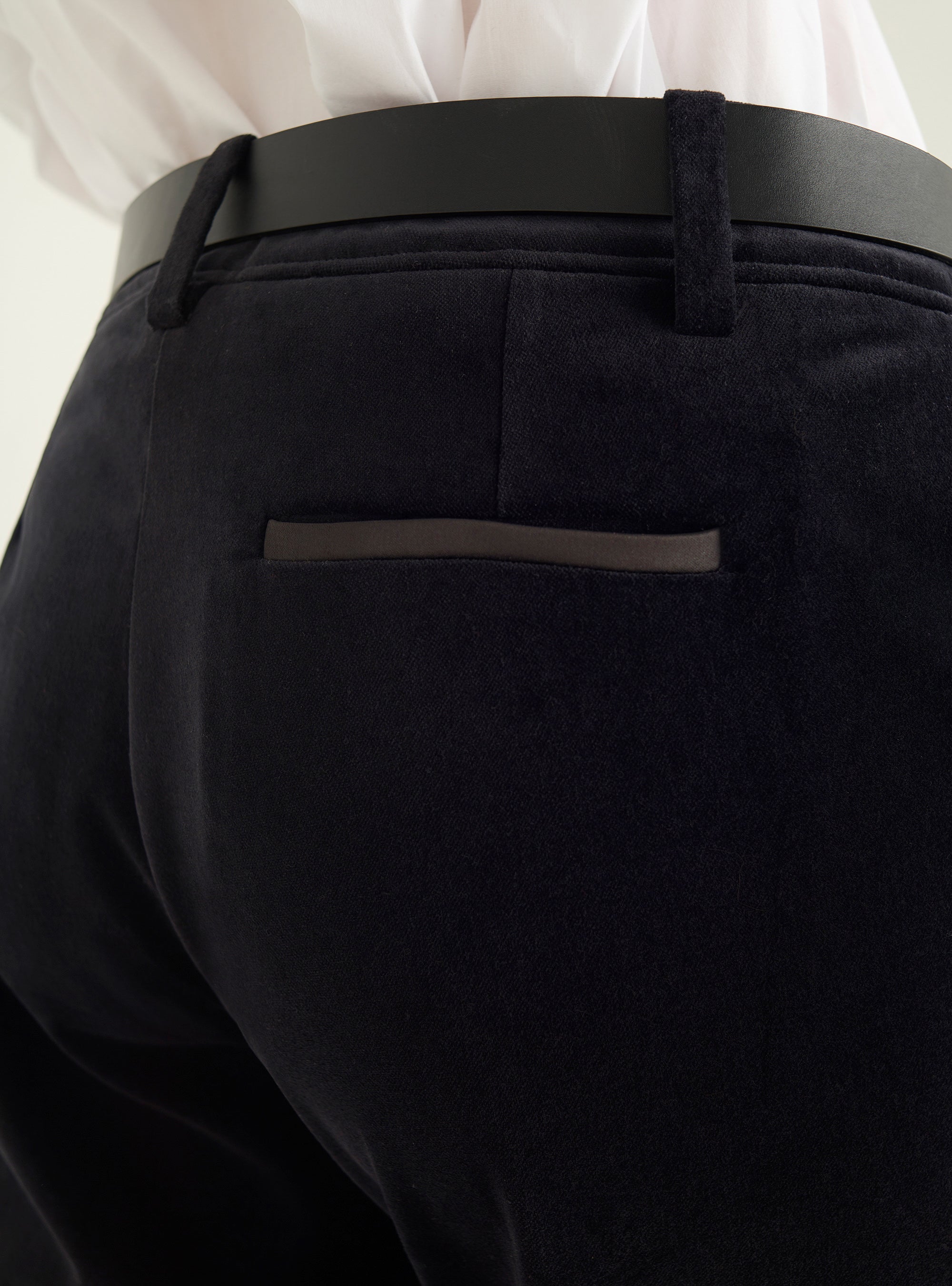 Ausgestellte Samthose
