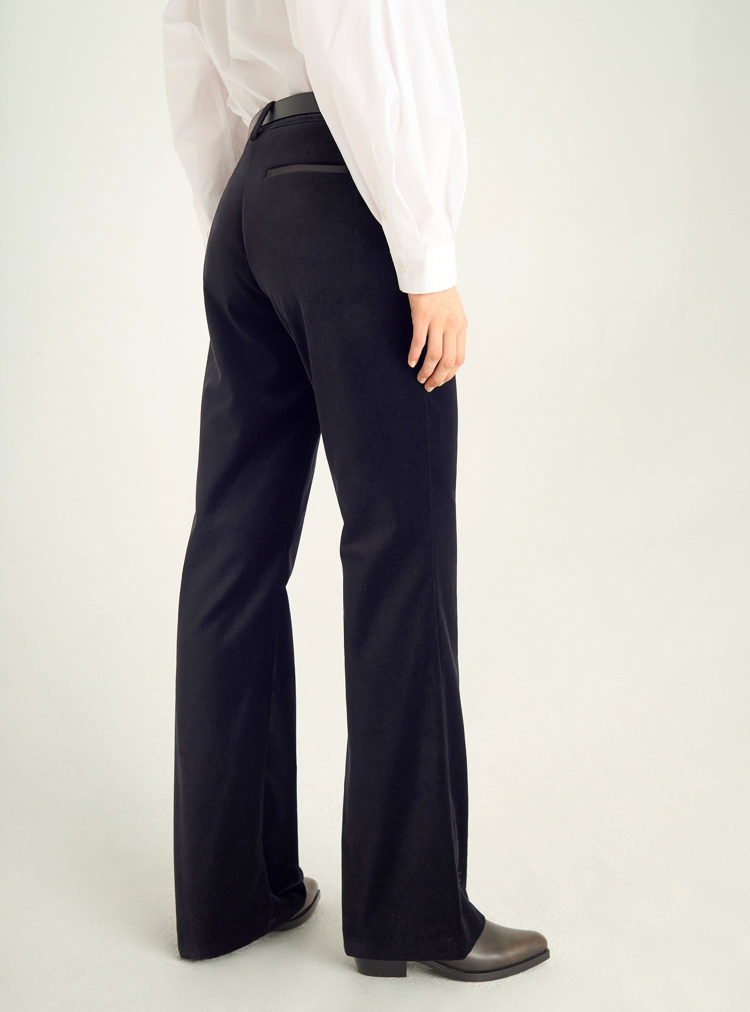 Ausgestellte Samthose
