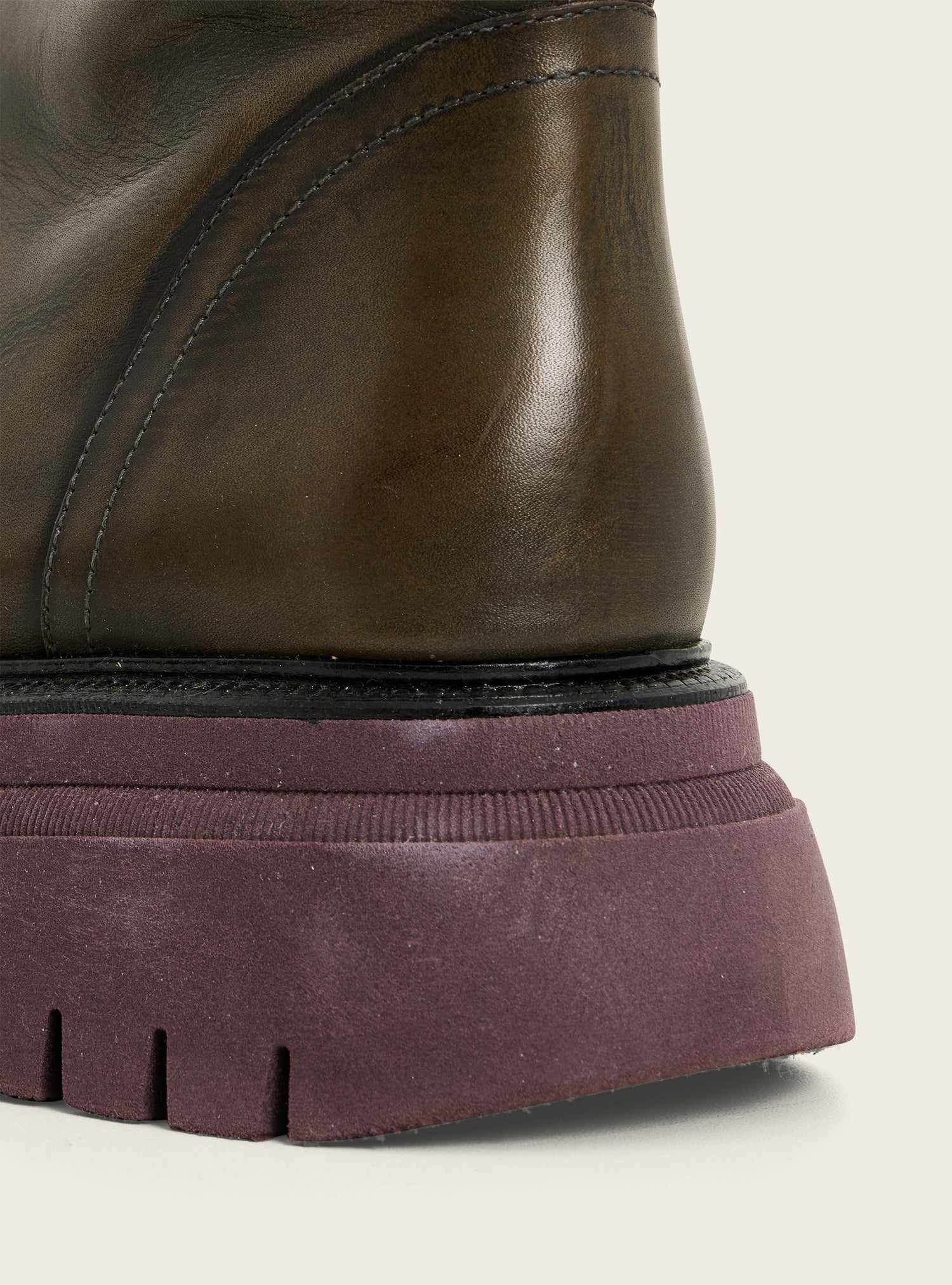 Schwarze Stiefeletten aus patiniertem Leder
