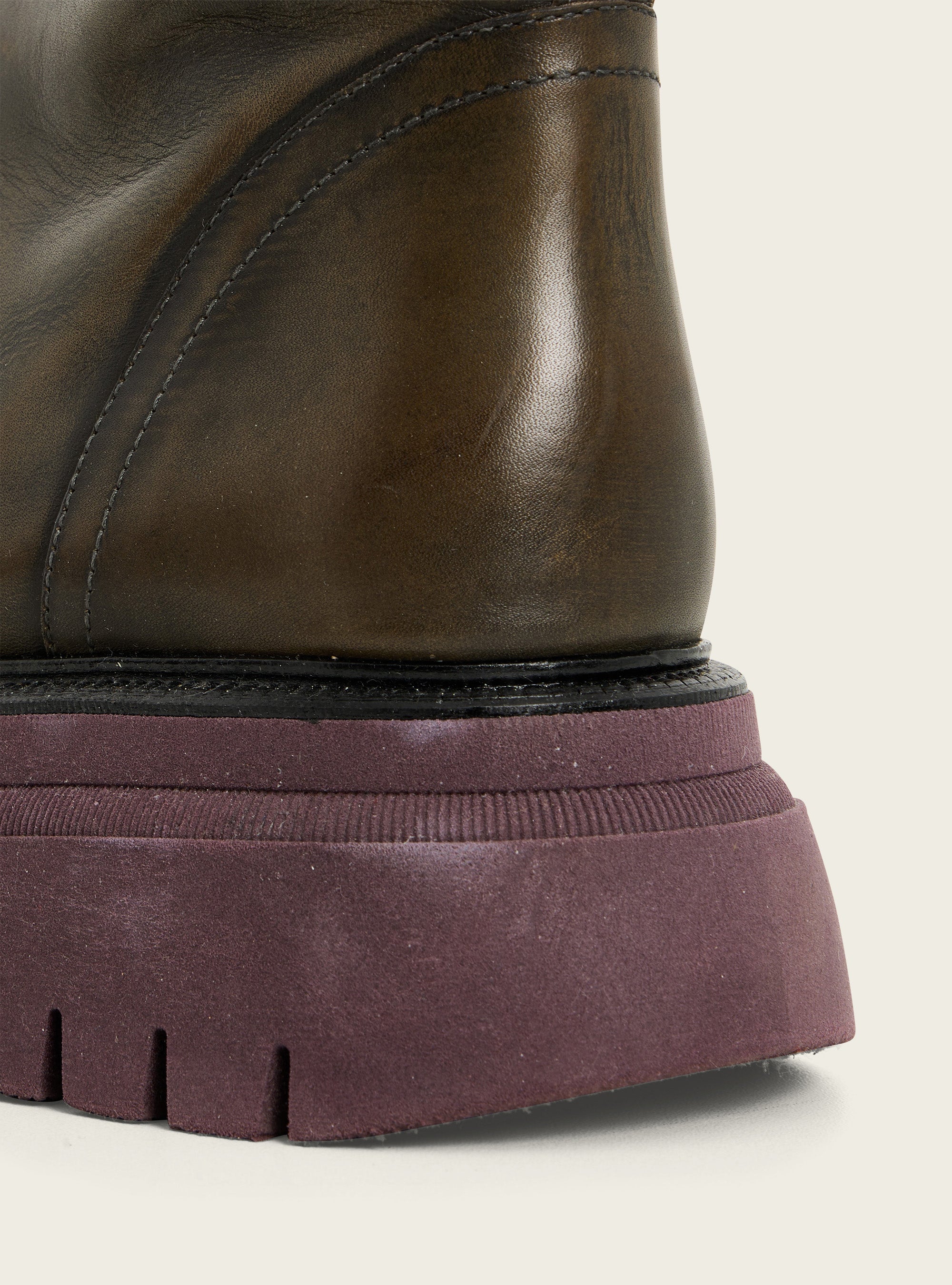 Schwarze Stiefeletten aus patiniertem Leder