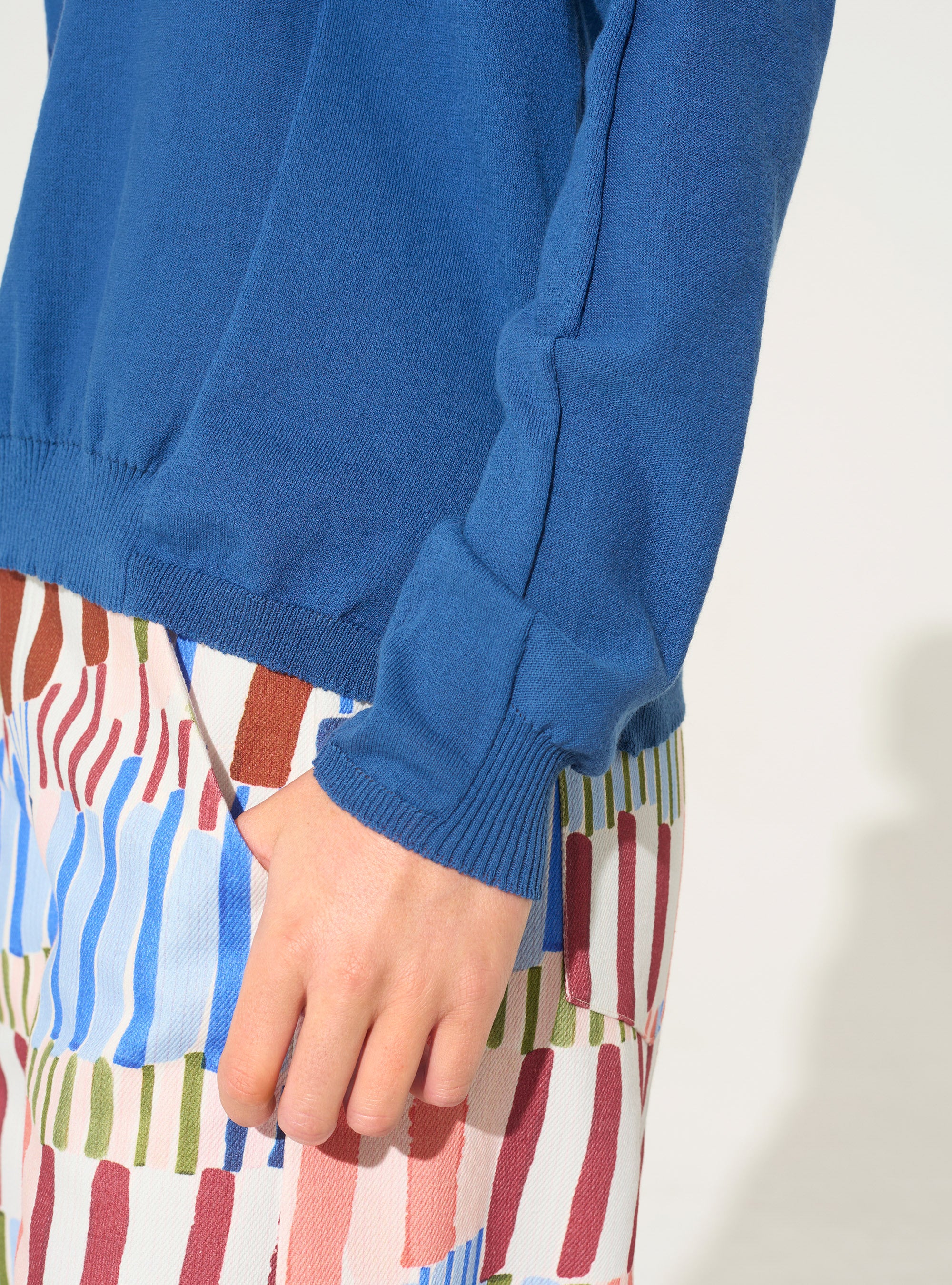 blauer Baumwollpullover