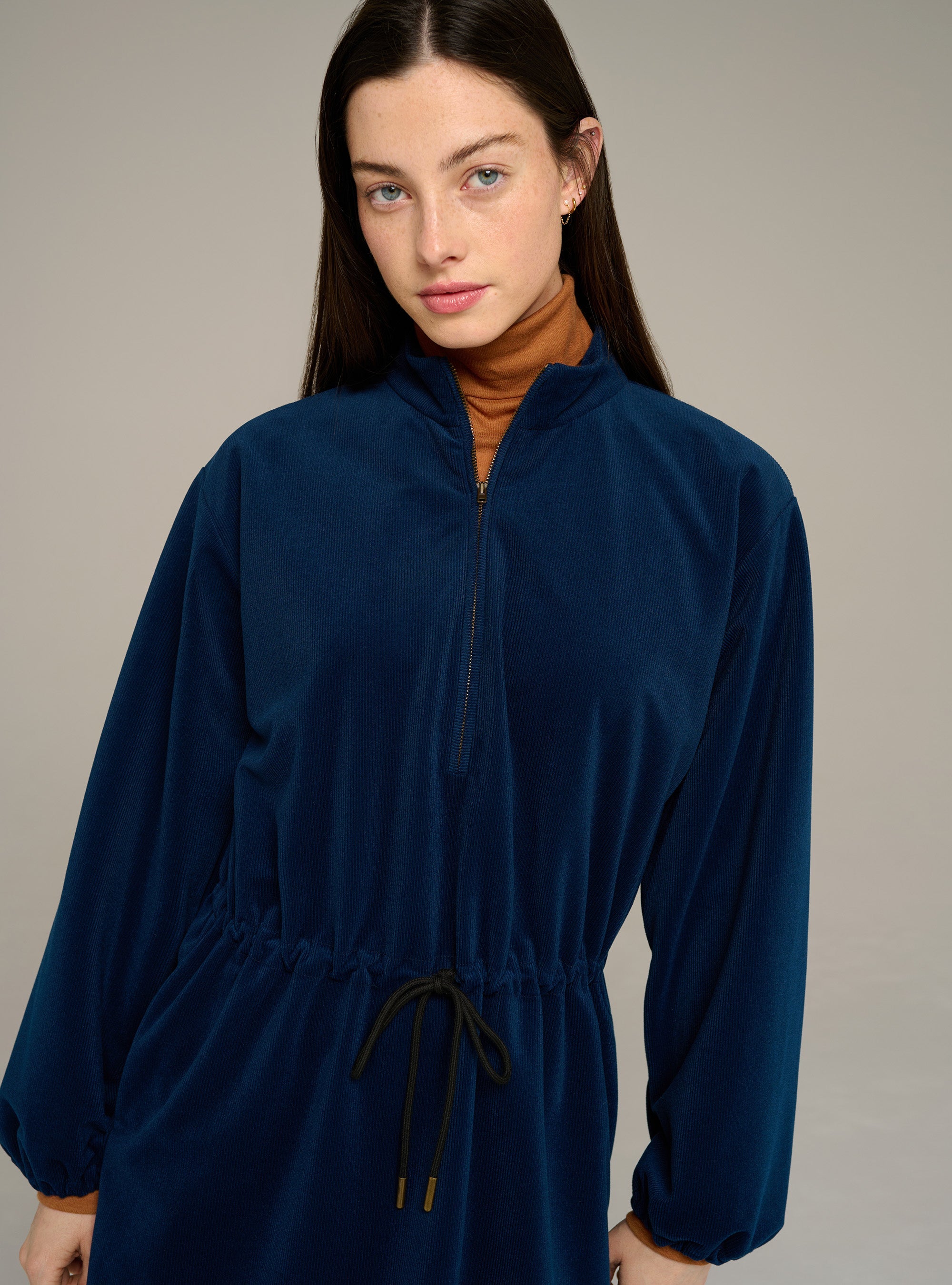 Cotélac acoté robe courte manches longues ceinturée taille